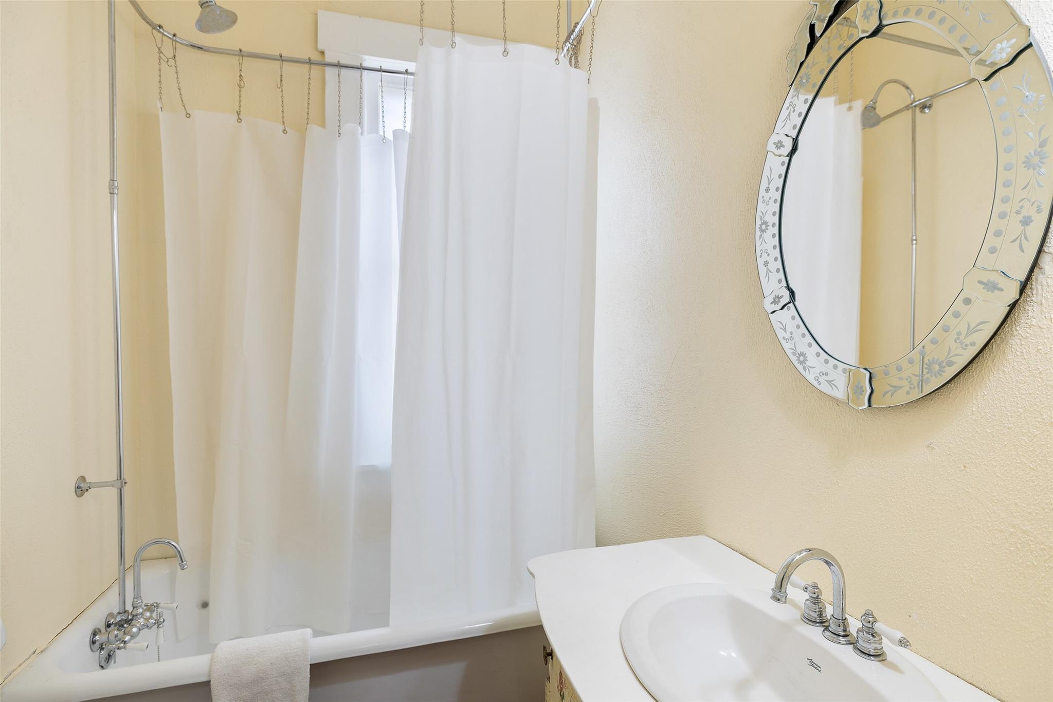 201 N Nugent Ave, Johnson City, TX 78636