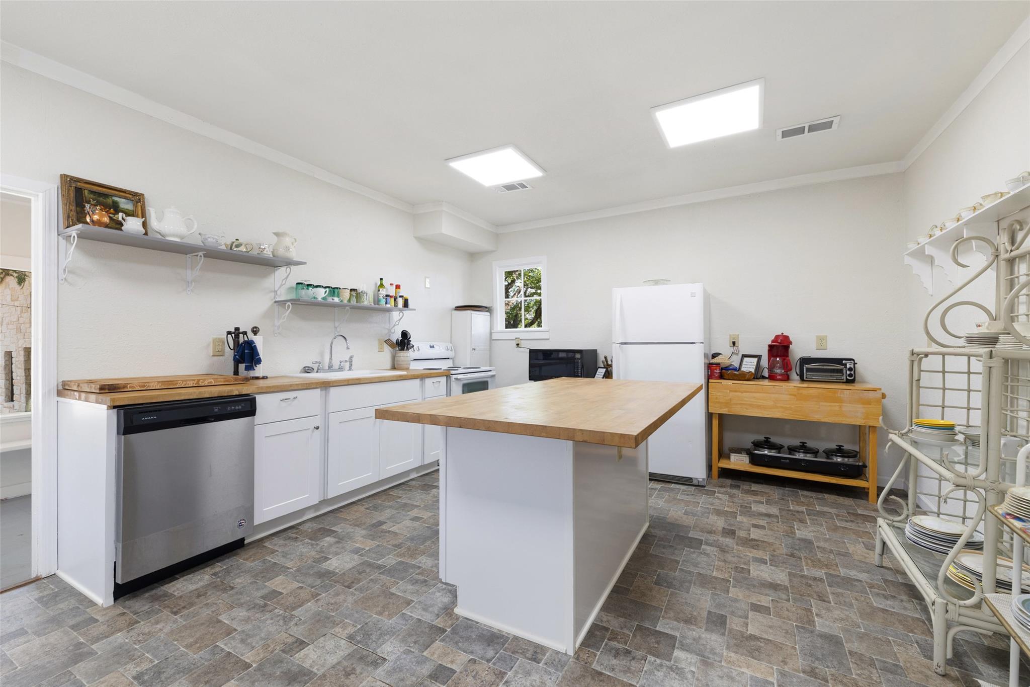 201 N Nugent Ave, Johnson City, TX 78636