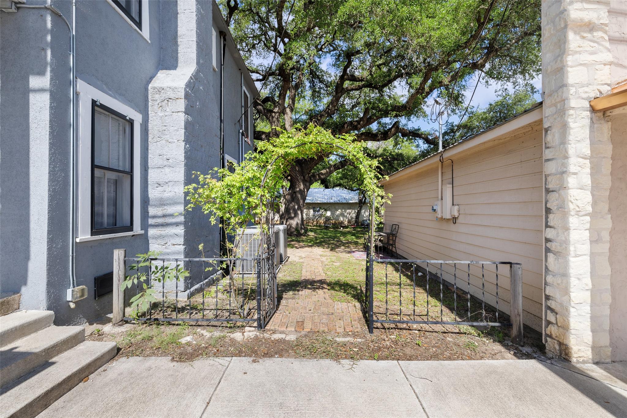 201 N Nugent Ave, Johnson City, TX 78636