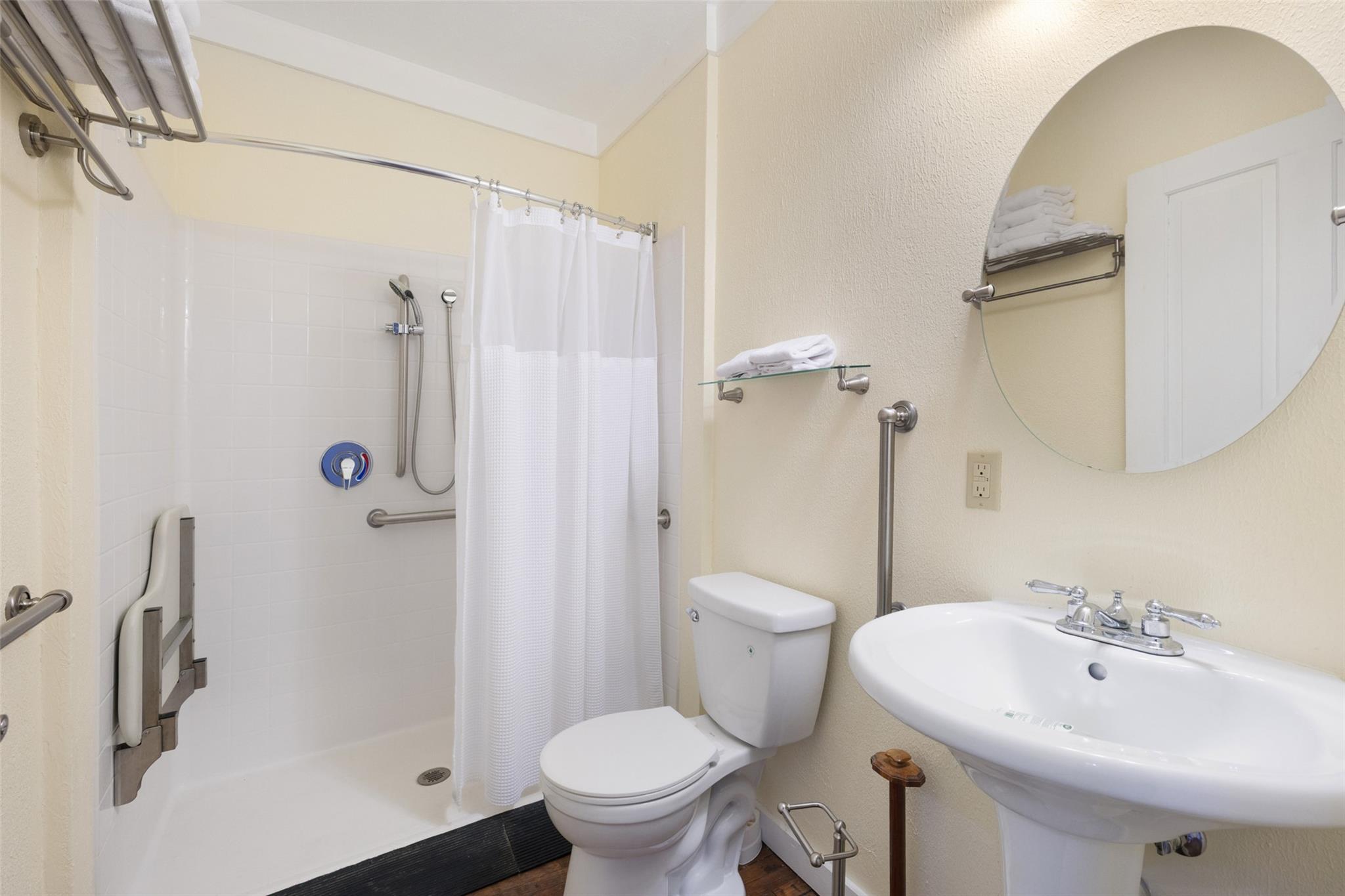 201 N Nugent Ave, Johnson City, TX 78636