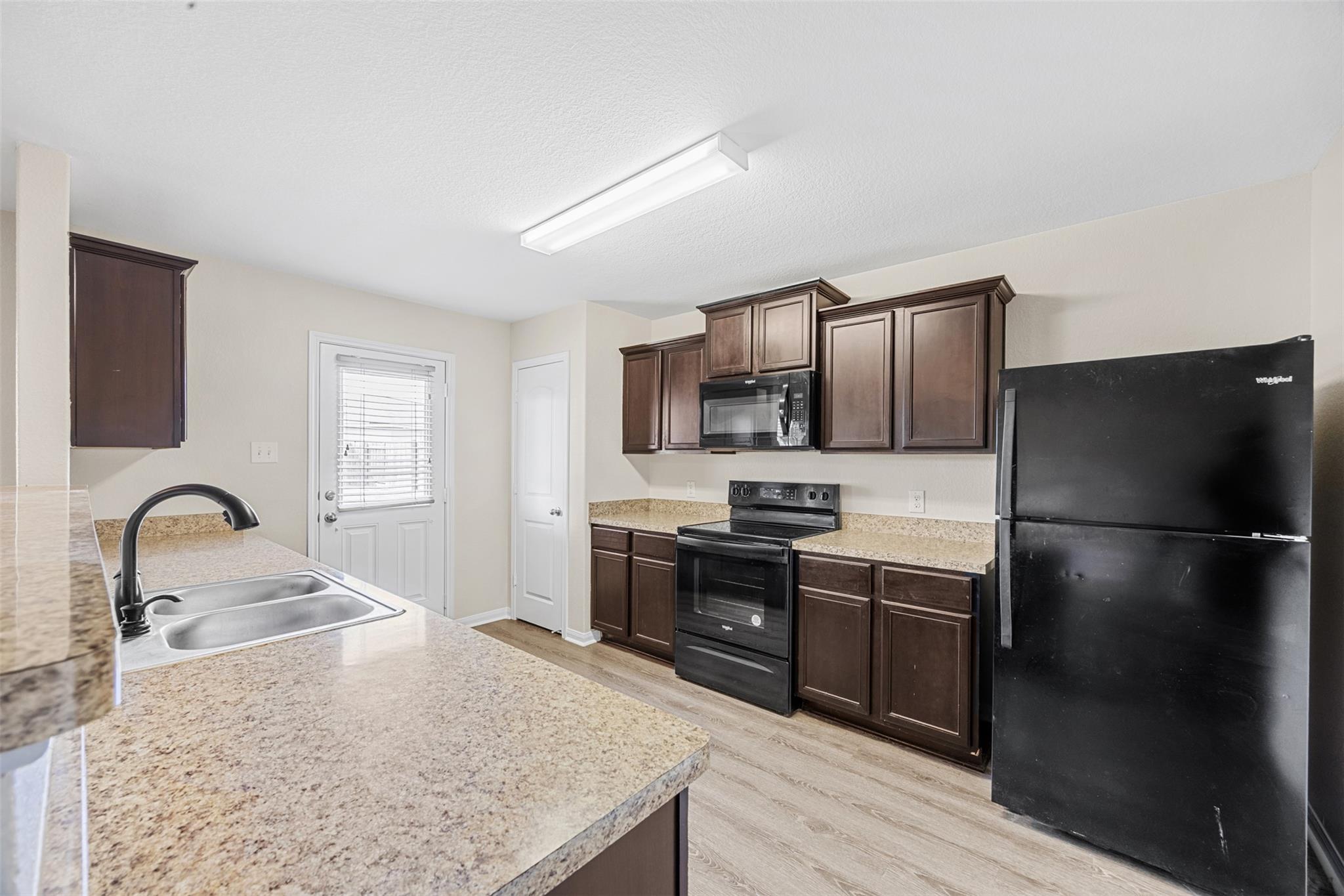 201 Yearwood Ln, Jarrell, TX 76537