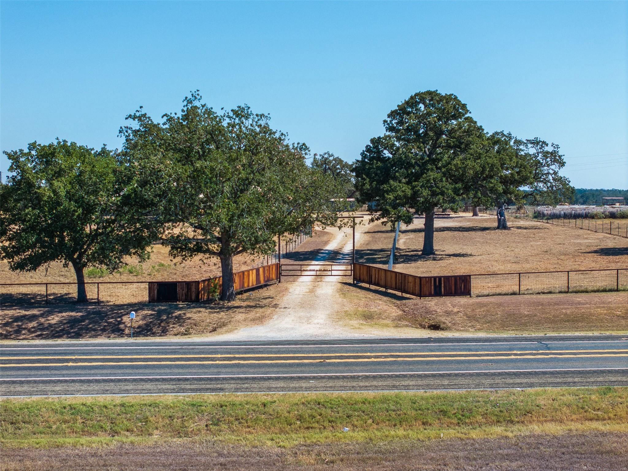 9203 S Us Highway 77 Highway, Rockdale, TX 76567