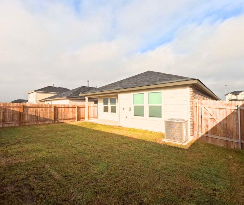 424 NEW ALBANY Ln, San Marcos, TX 78666