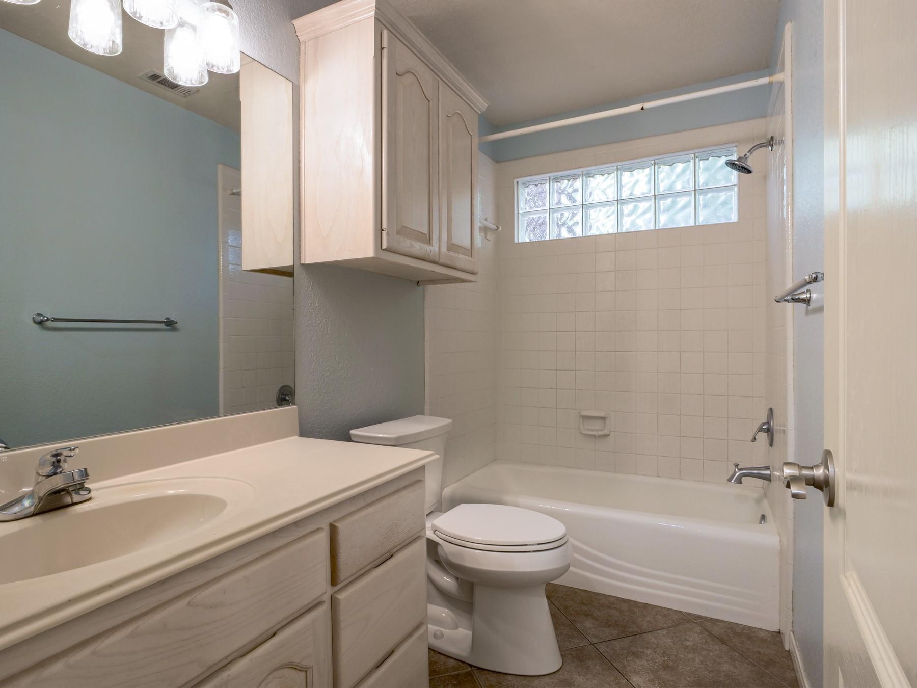 21 Augusta Dr, Meadowlakes, TX 78654