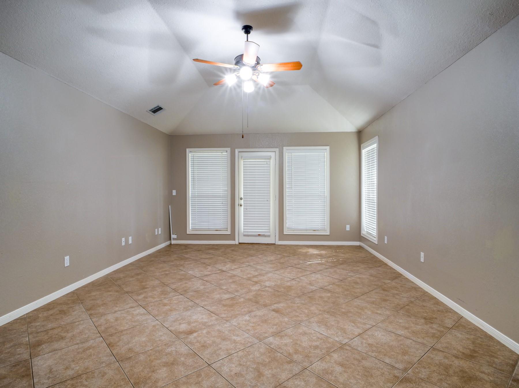 21 Augusta Dr, Meadowlakes, TX 78654