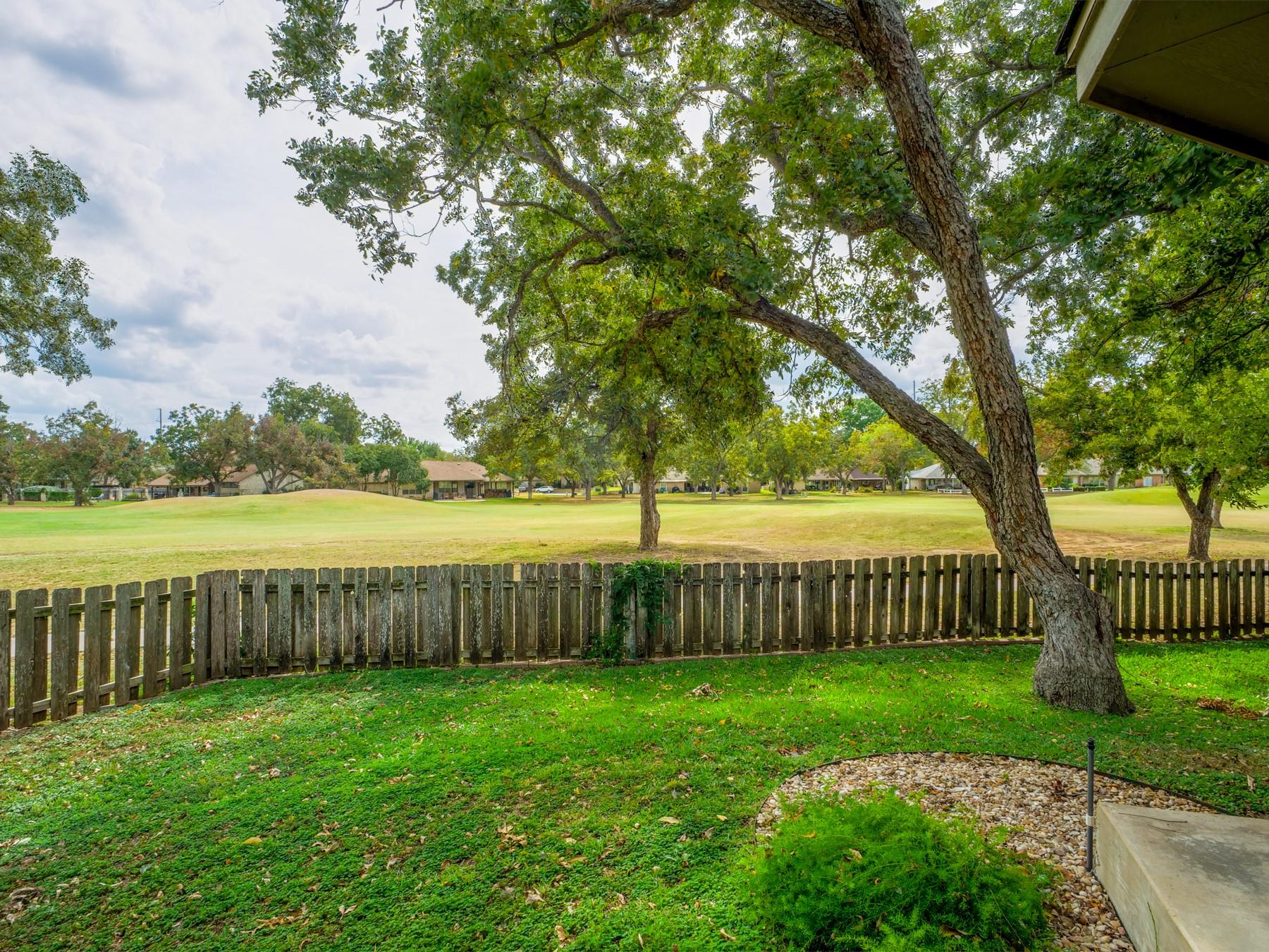 21 Augusta Dr, Meadowlakes, TX 78654