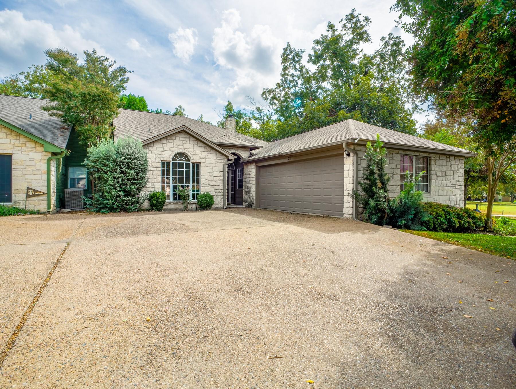 21 Augusta Dr, Meadowlakes, TX 78654