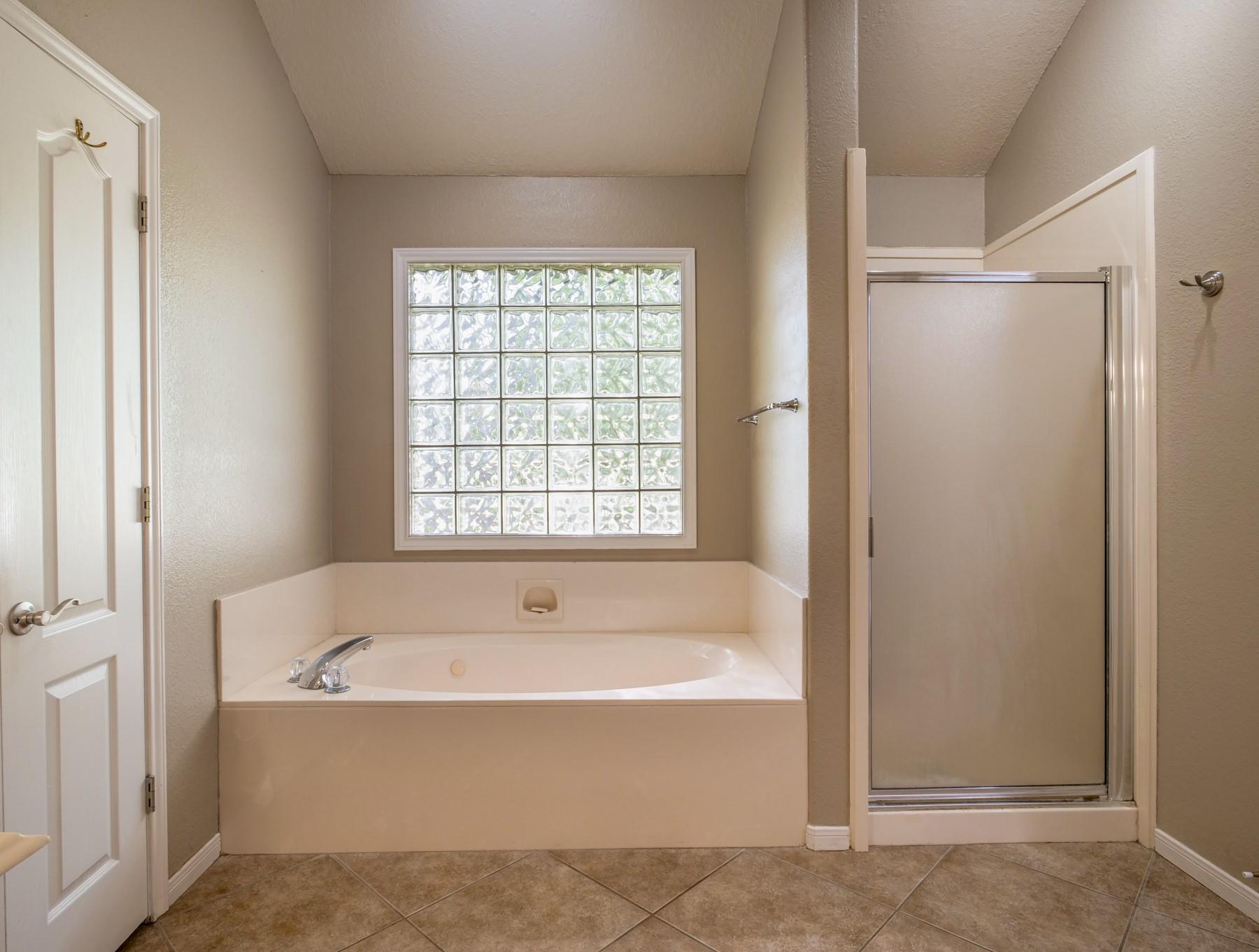 21 Augusta Dr, Meadowlakes, TX 78654