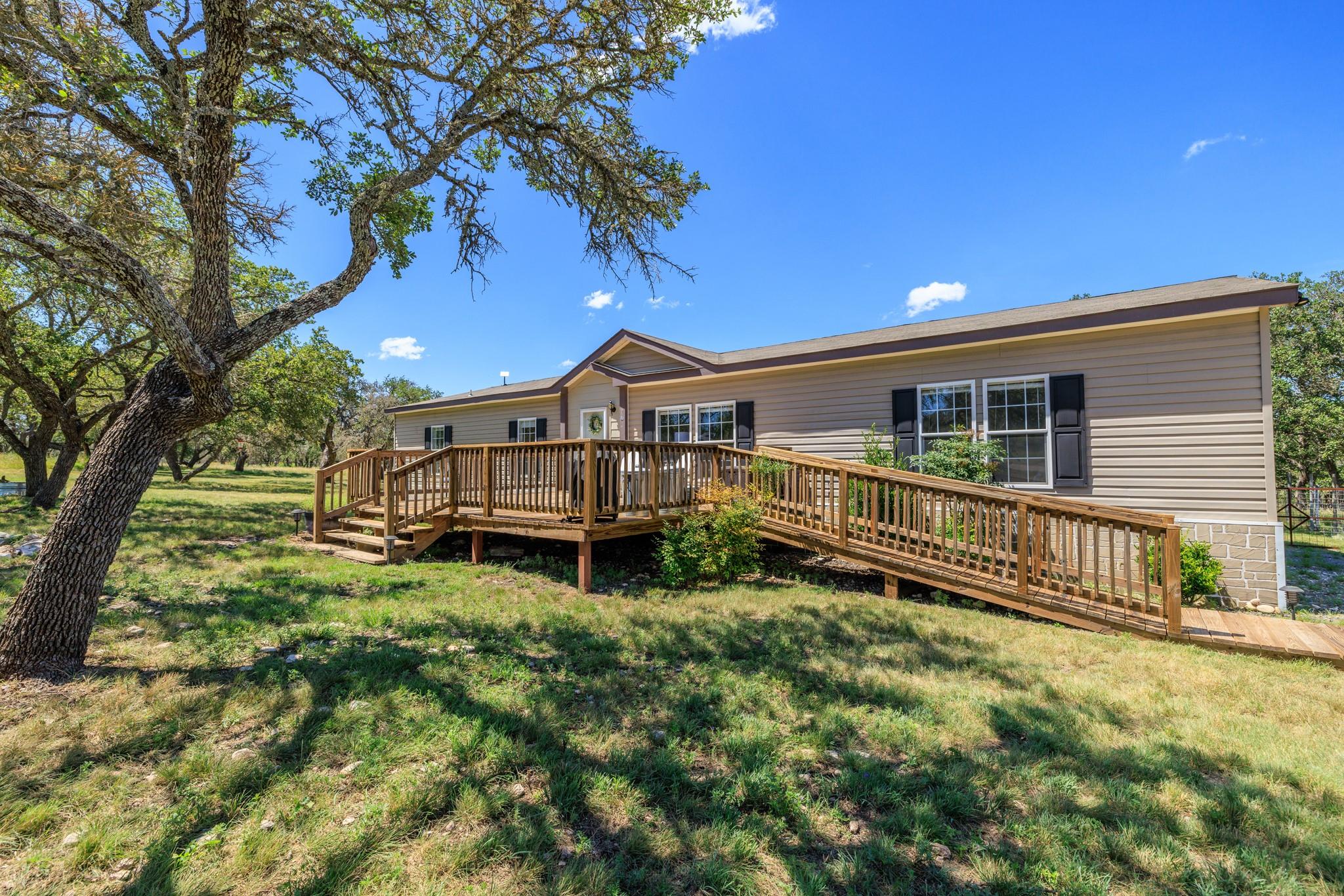 429 Spanish Oak Trl, Harper, TX 78631