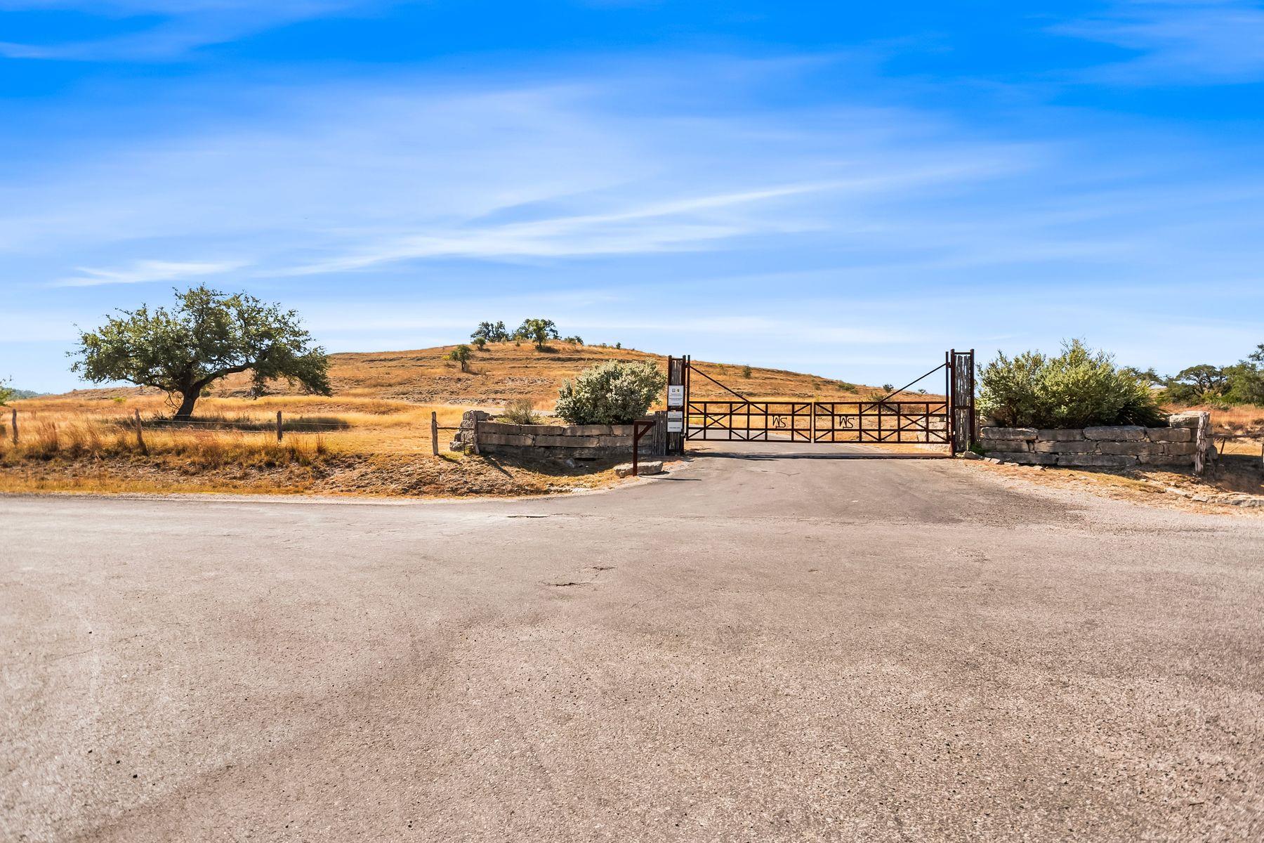 226 S Walnut Springs Rd, Johnson City, TX 78636