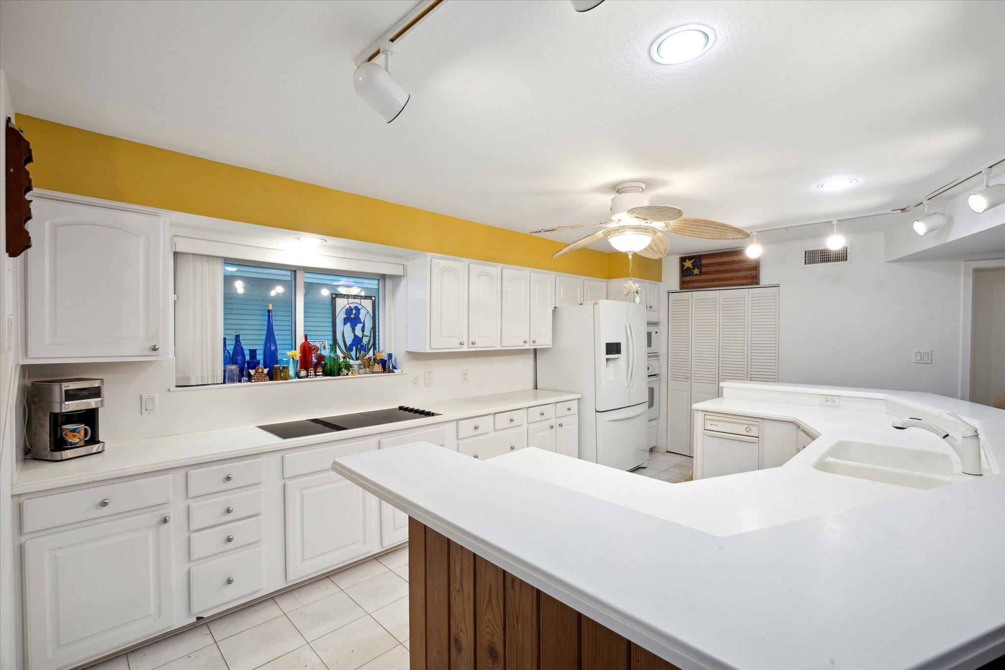 251 Isles End Rd, Galveston, TX 77554