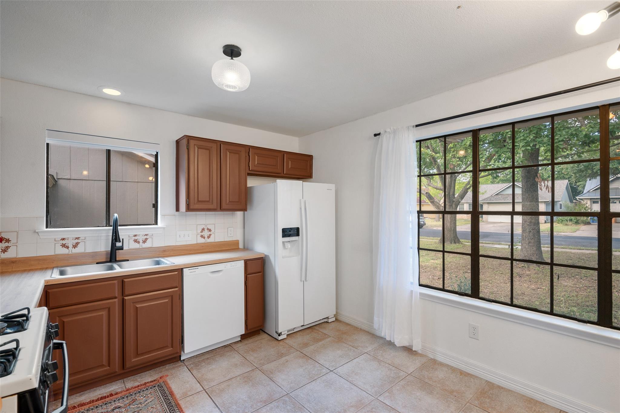 9833 Briar Ridge Dr, Austin, TX 78748