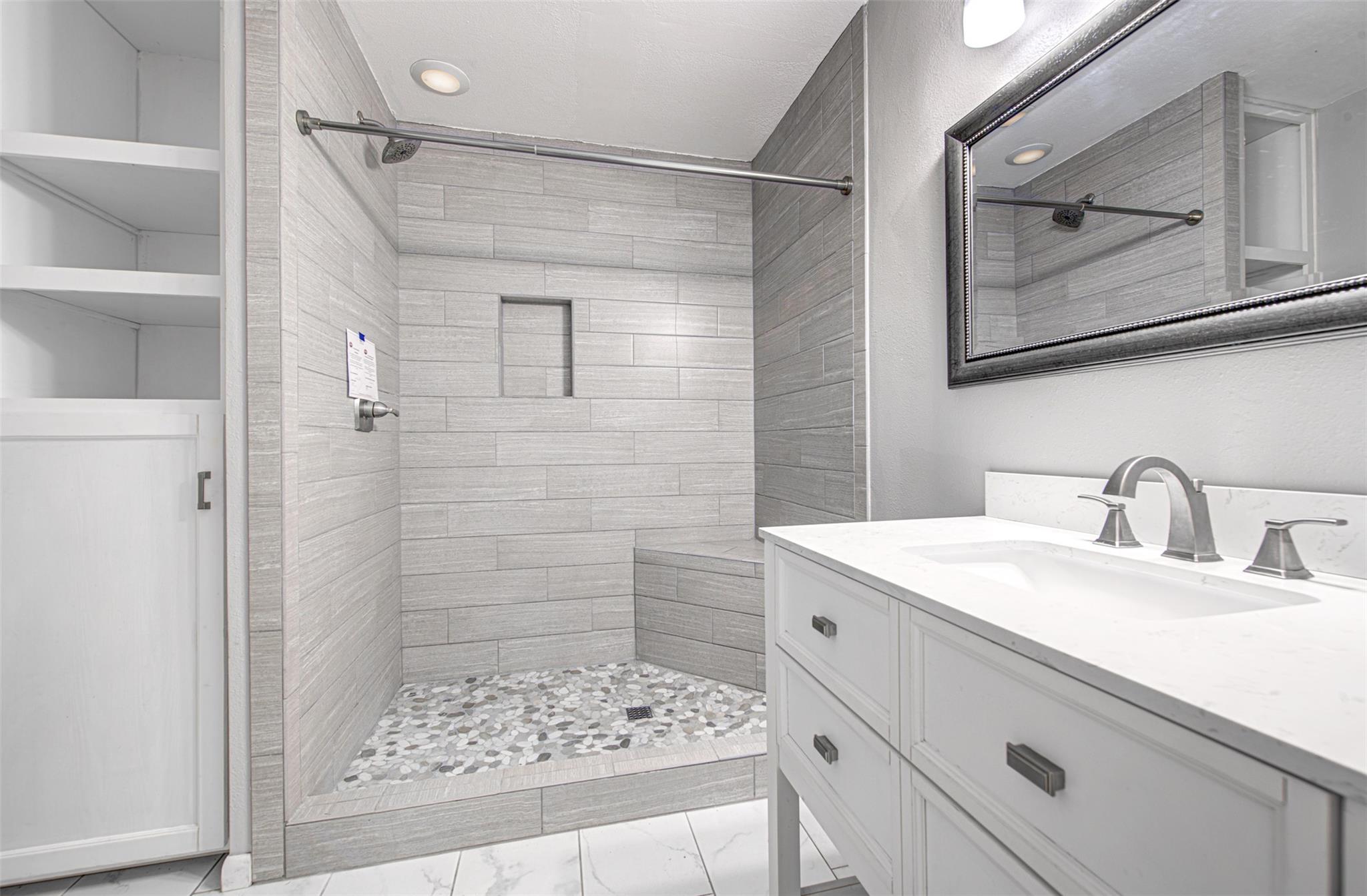 1013 Highland Dr, Highland Haven, TX 78654