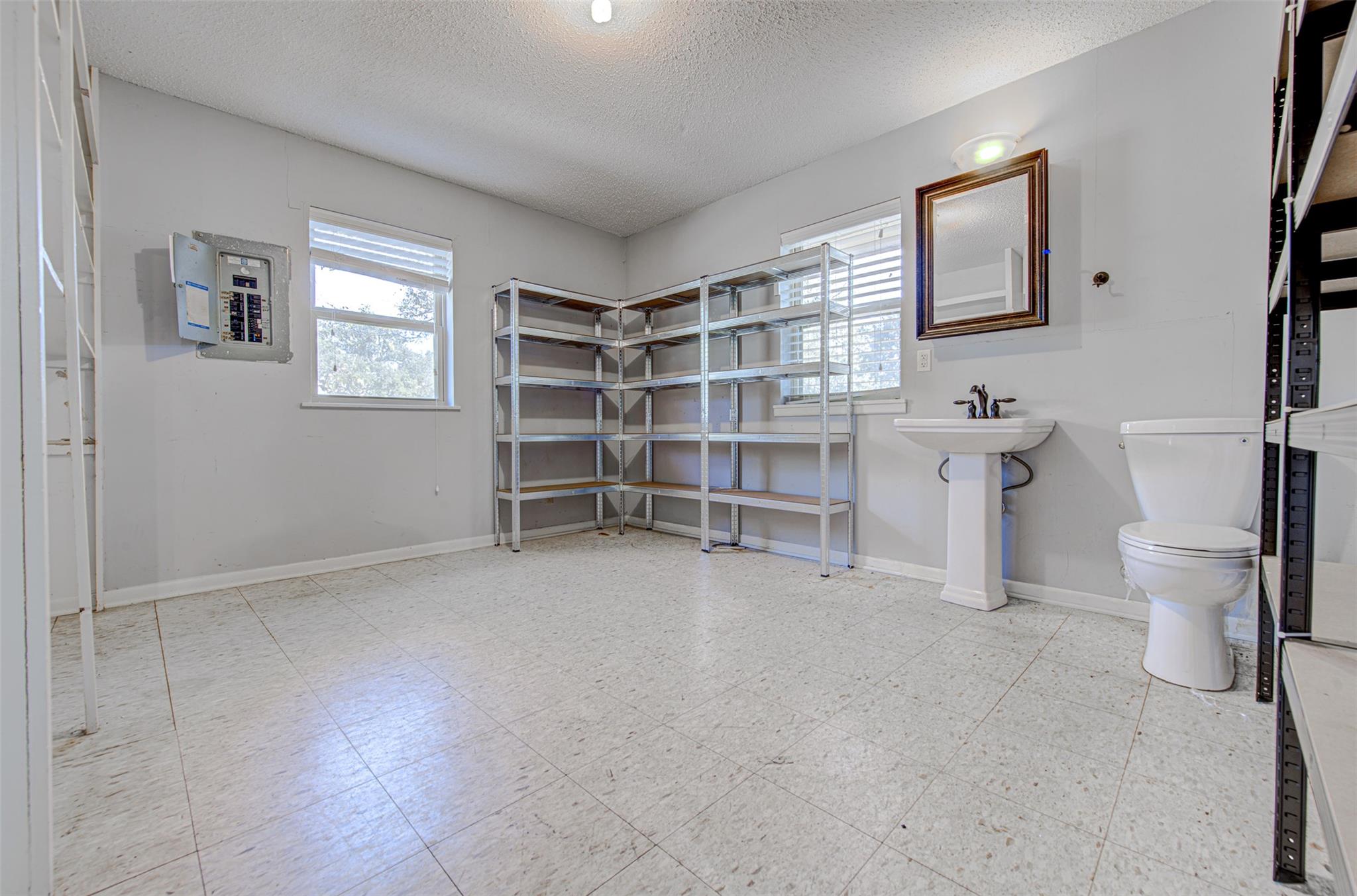 1013 Highland Dr, Highland Haven, TX 78654