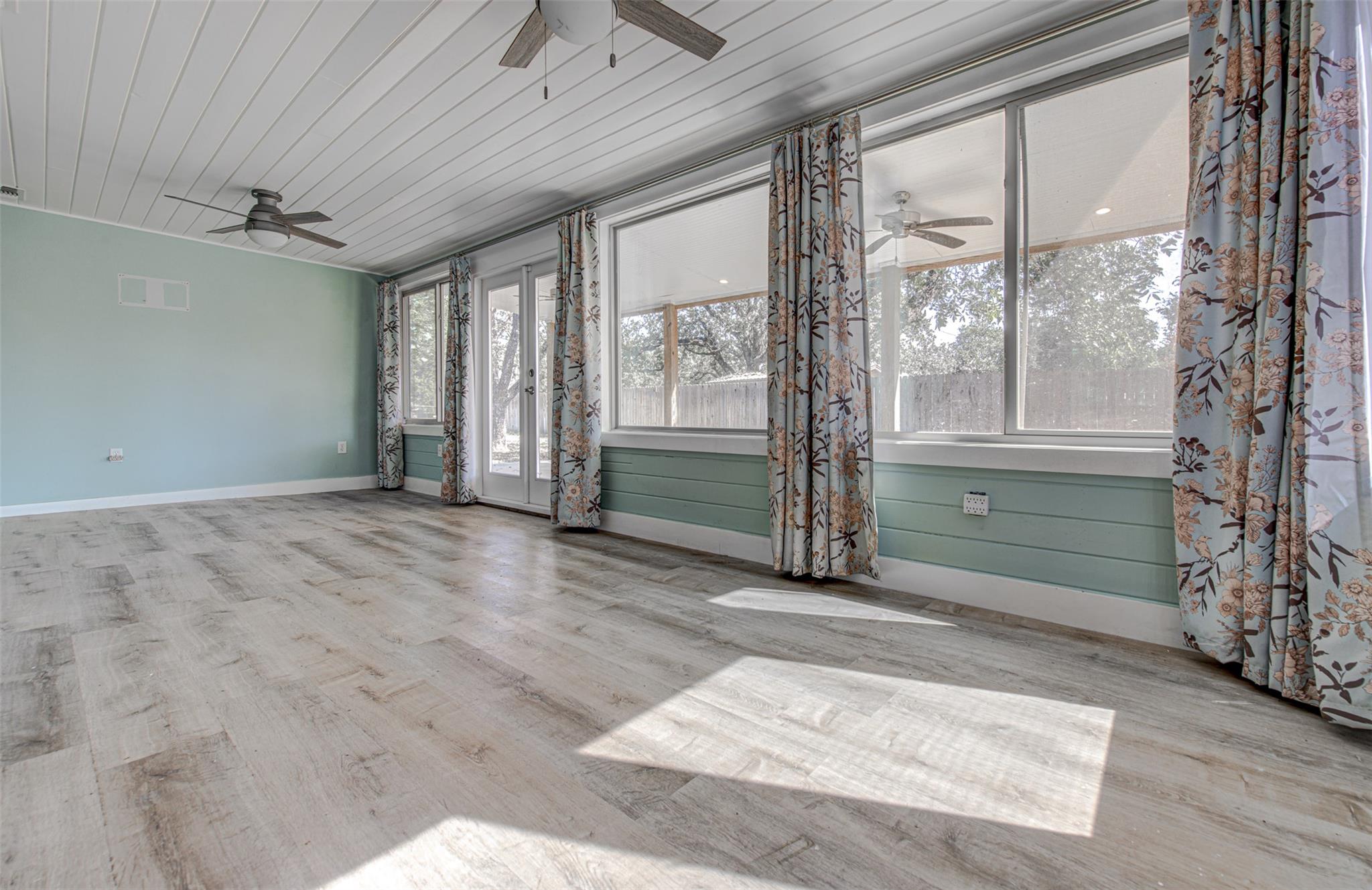 1013 Highland Dr, Highland Haven, TX 78654