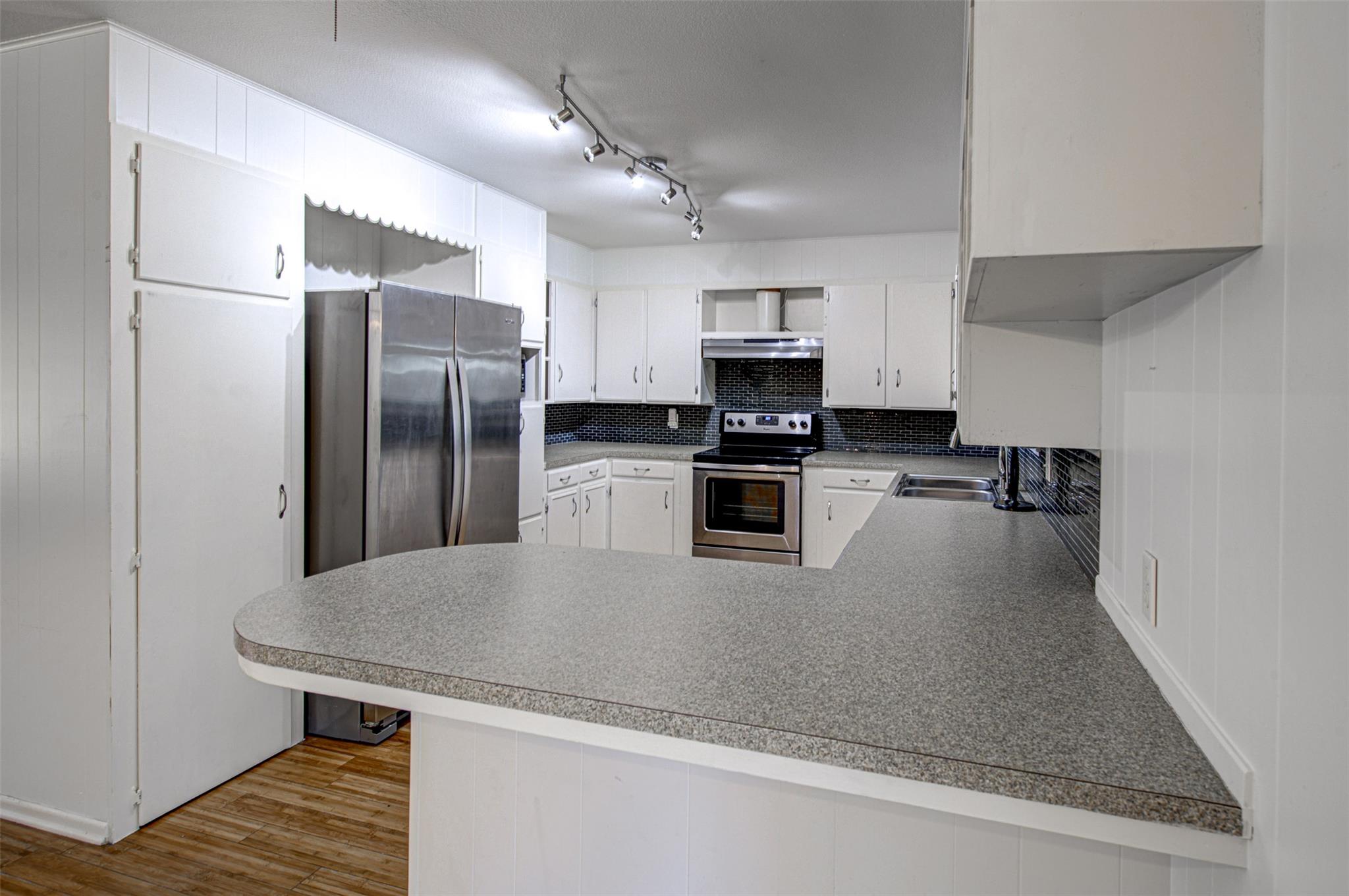 1013 Highland Dr, Highland Haven, TX 78654