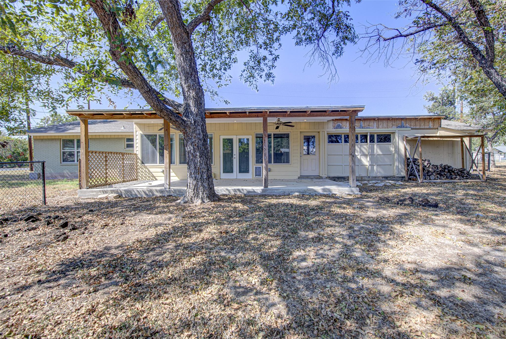 1013 Highland Dr, Highland Haven, TX 78654