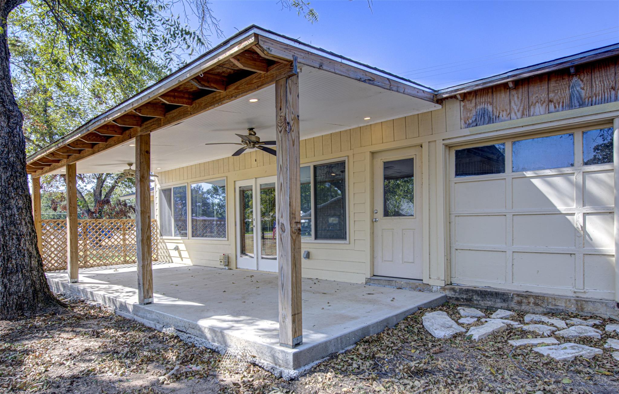 1013 Highland Dr, Highland Haven, TX 78654