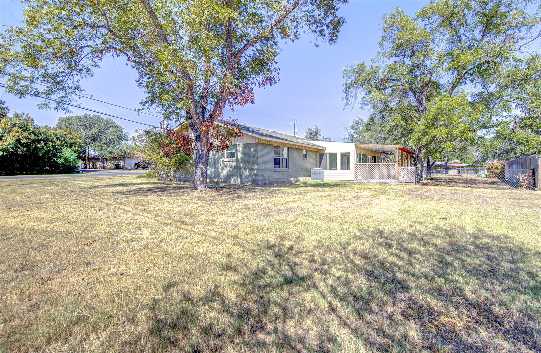1013 Highland Dr, Highland Haven, TX 78654