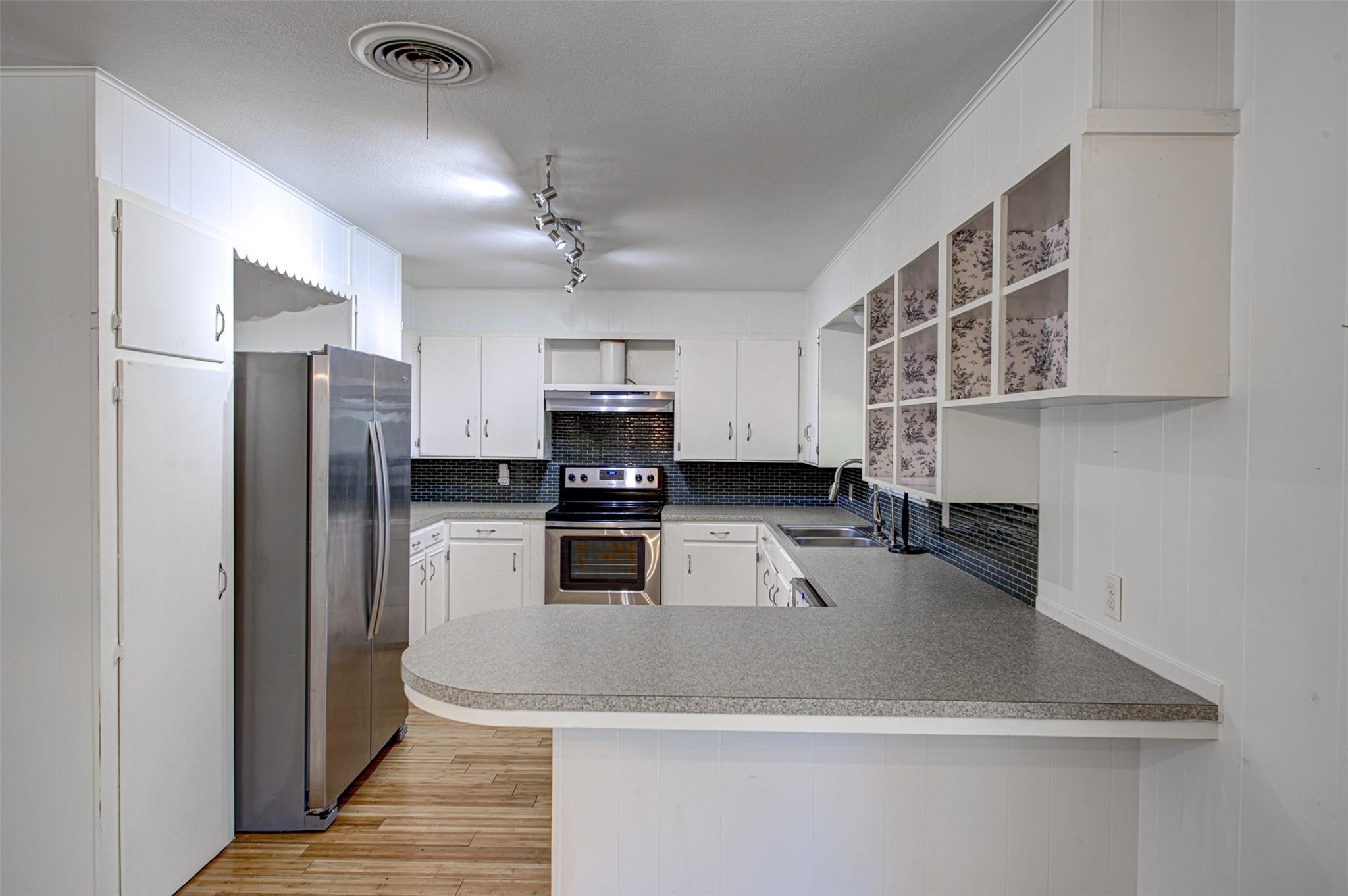 1013 Highland Dr, Highland Haven, TX 78654