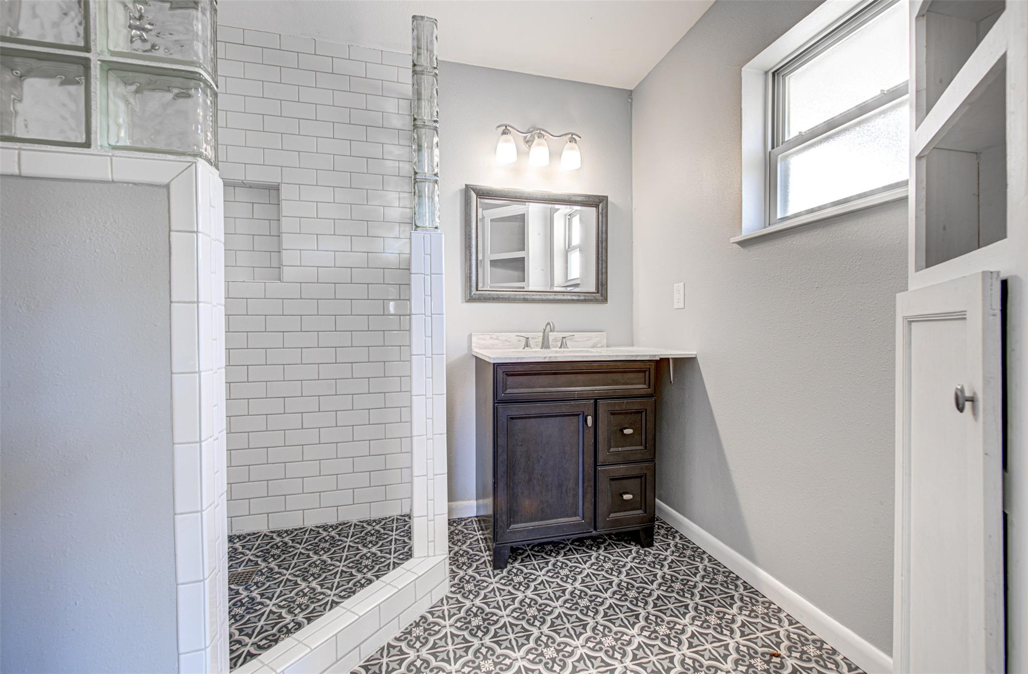 1013 Highland Dr, Highland Haven, TX 78654