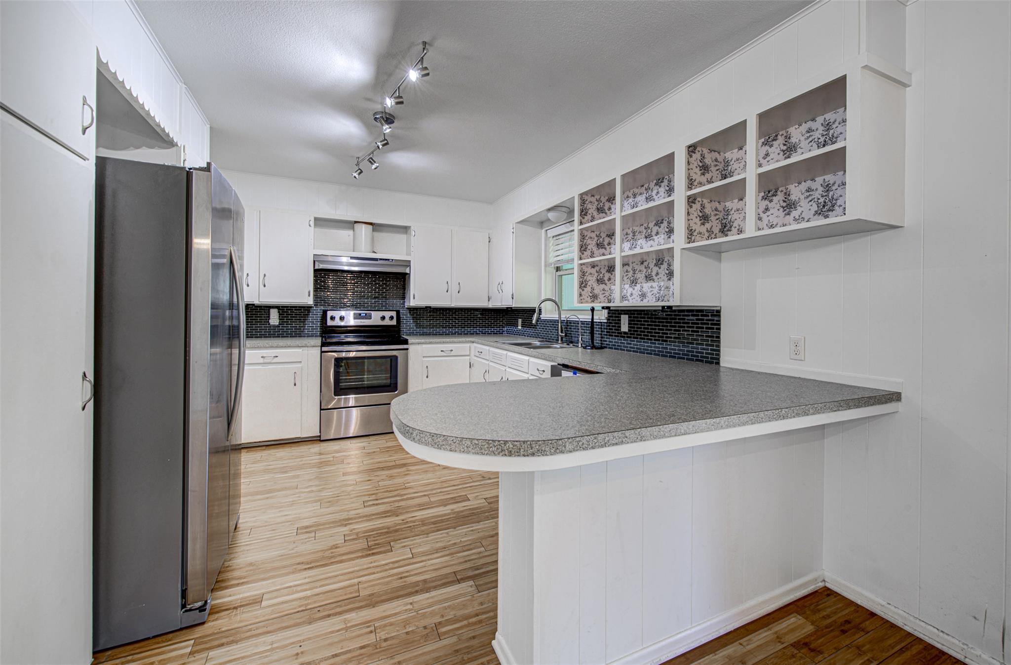 1013 Highland Dr, Highland Haven, TX 78654