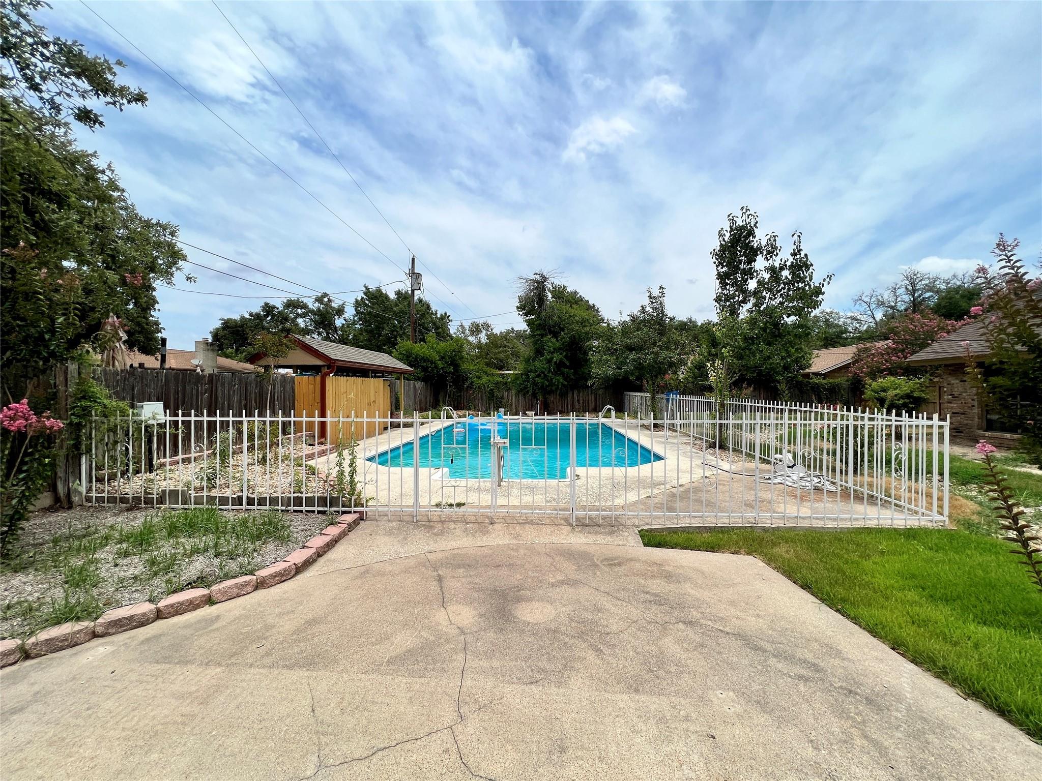 1602 Yokley Rd, Rockdale, TX 76567