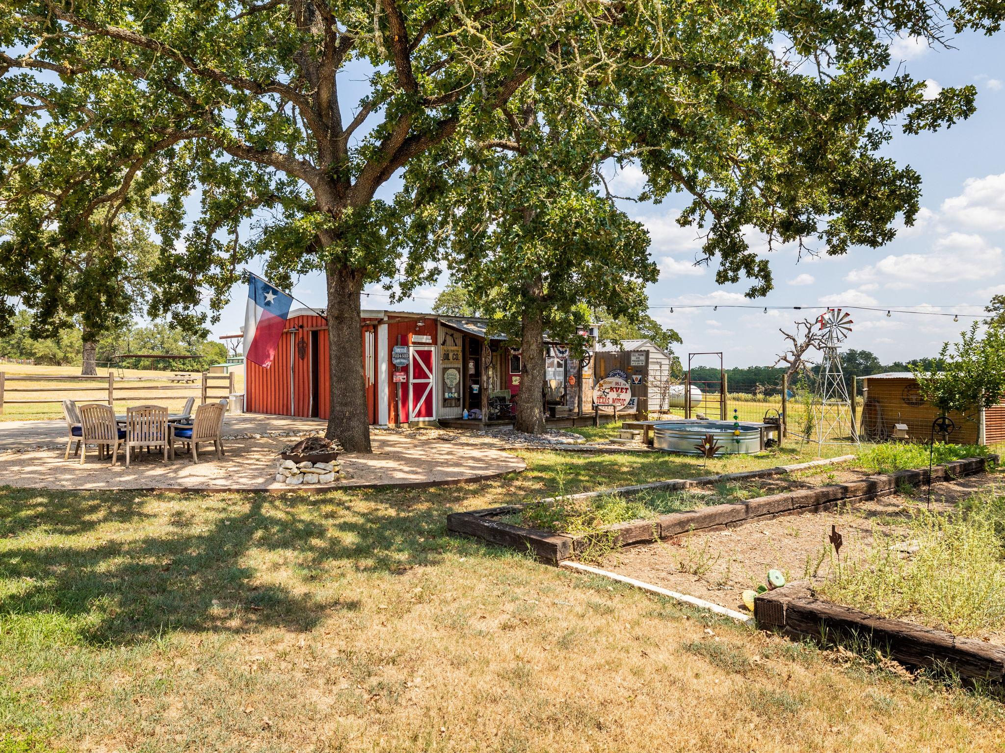 1045 Private Road 7005, Lexington, TX 78947