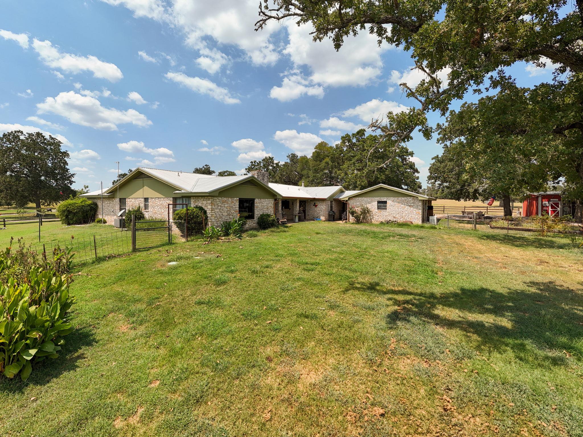 1045 Private Road 7005, Lexington, TX 78947