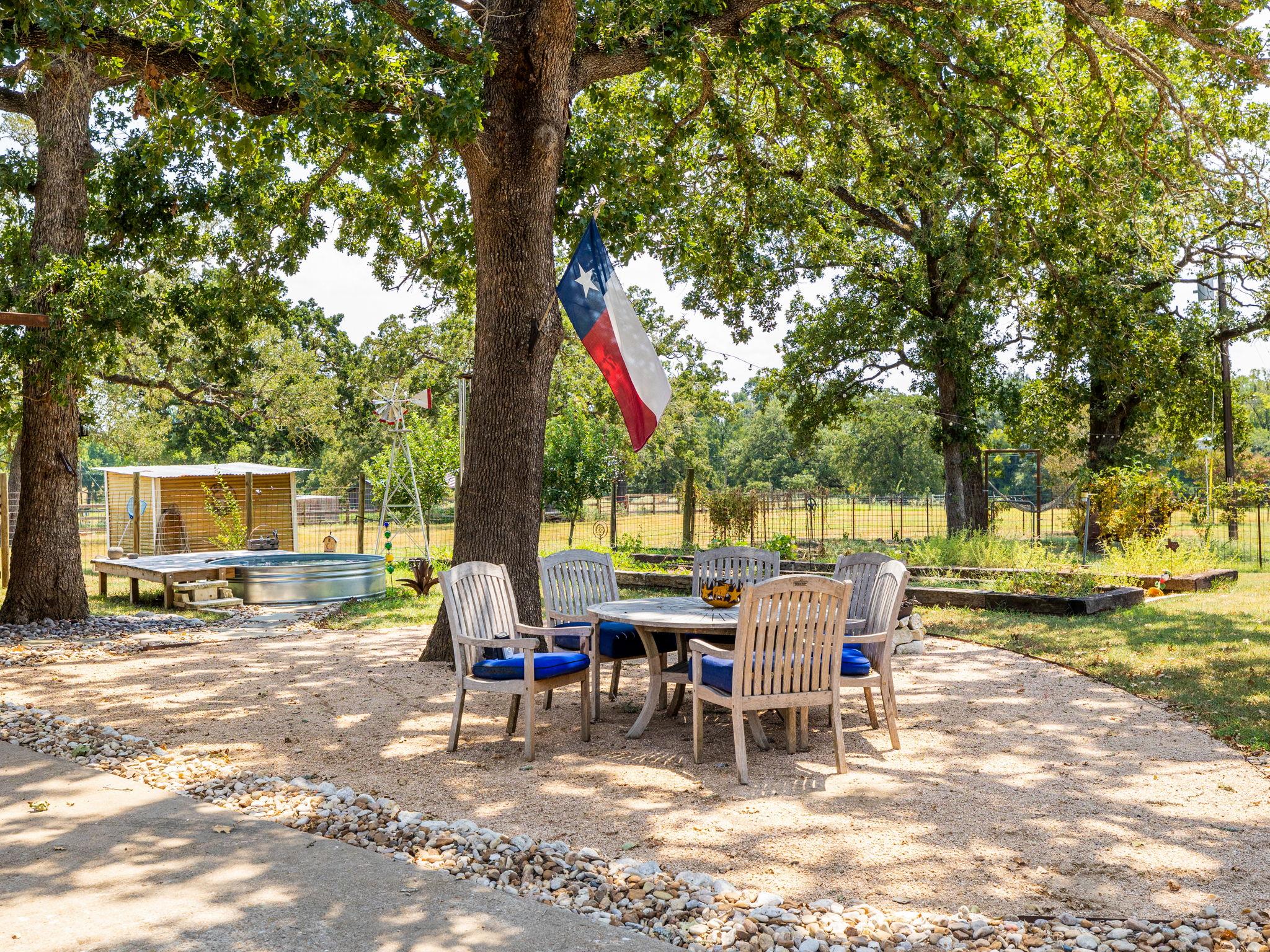 1045 Private Road 7005, Lexington, TX 78947