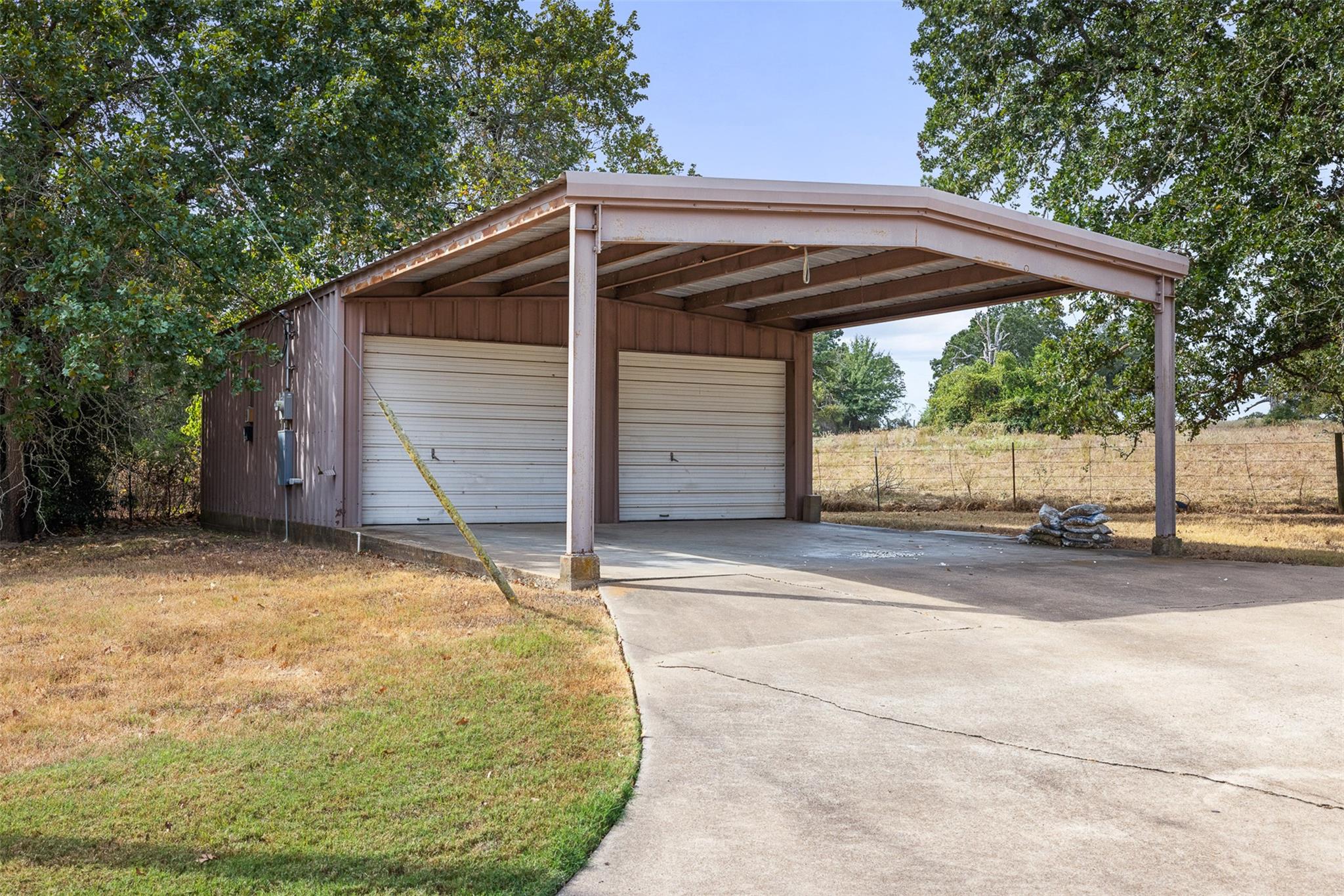 1027 Shady Cir, Lexington, TX 78947