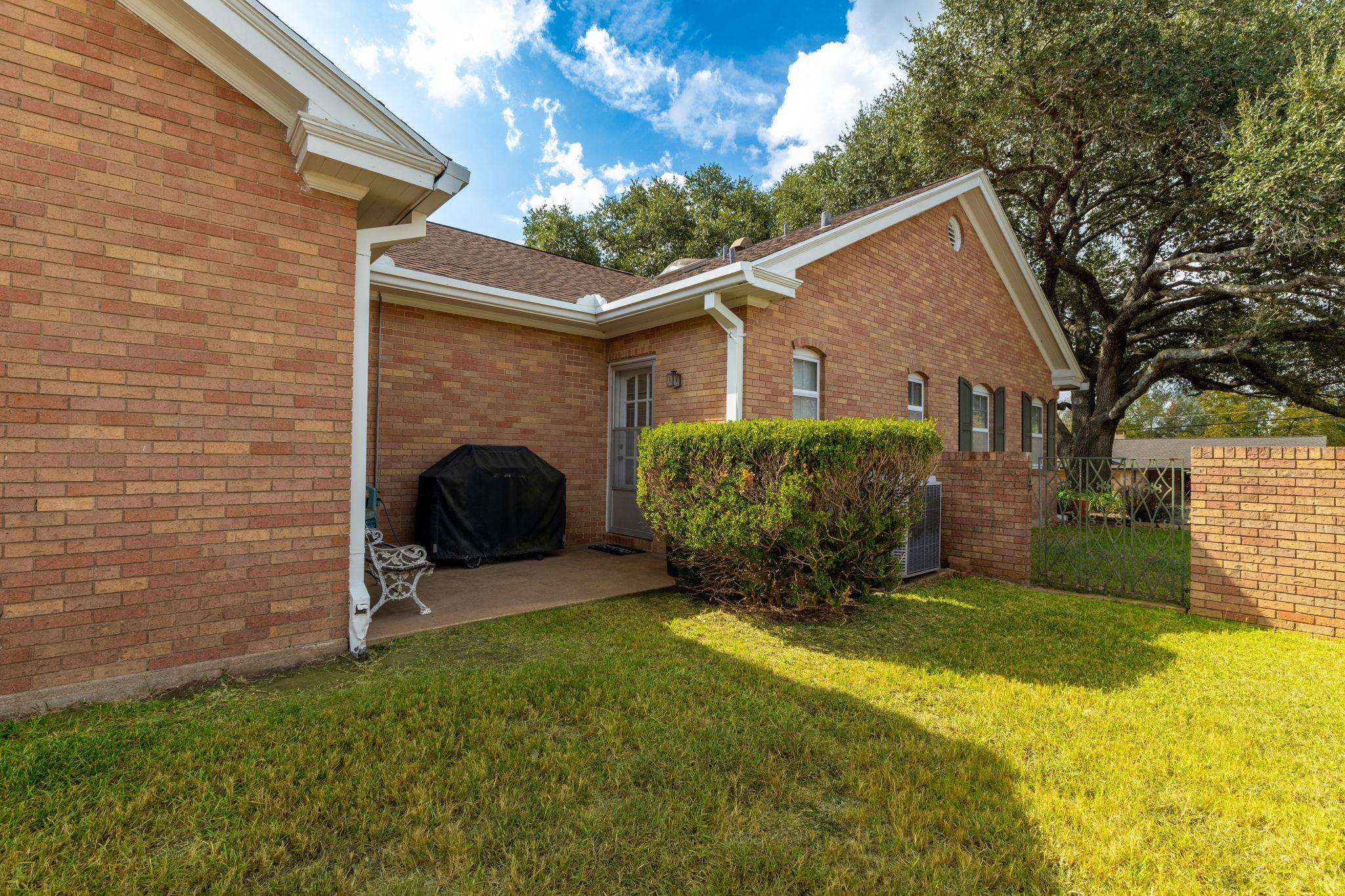 608 Bohlmann Ave, Schulenburg, TX 78956