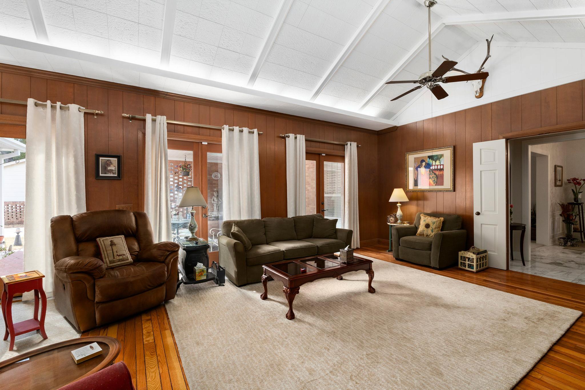 608 Bohlmann Ave, Schulenburg, TX 78956