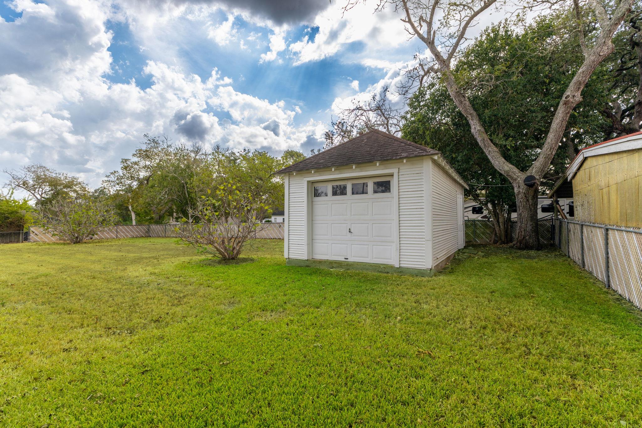 608 Bohlmann Ave, Schulenburg, TX 78956