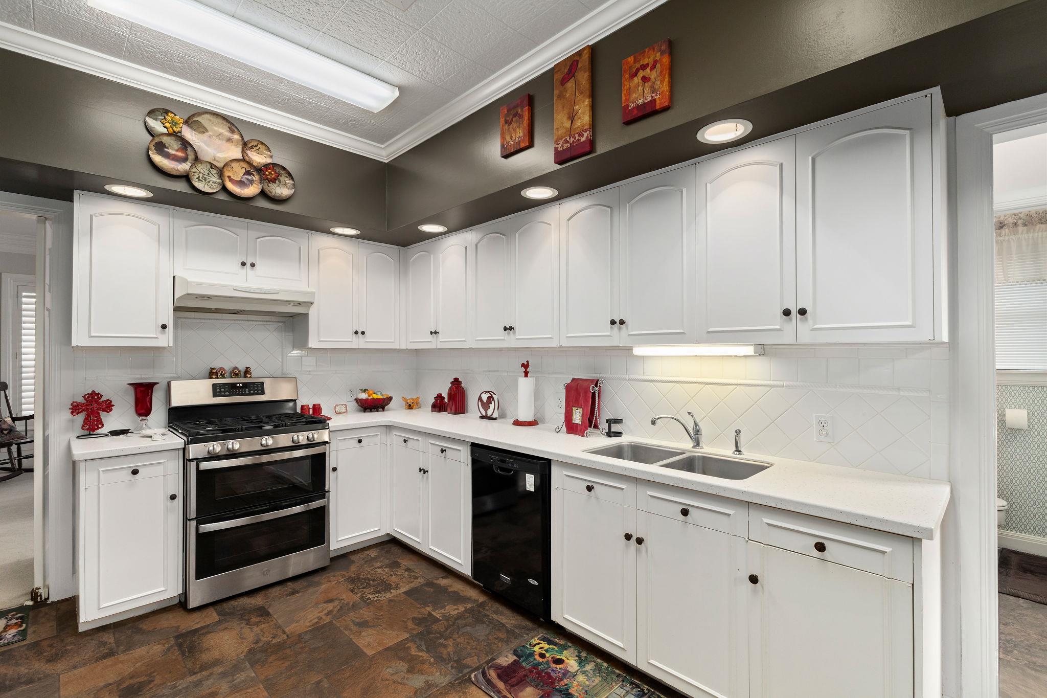 608 Bohlmann Ave, Schulenburg, TX 78956