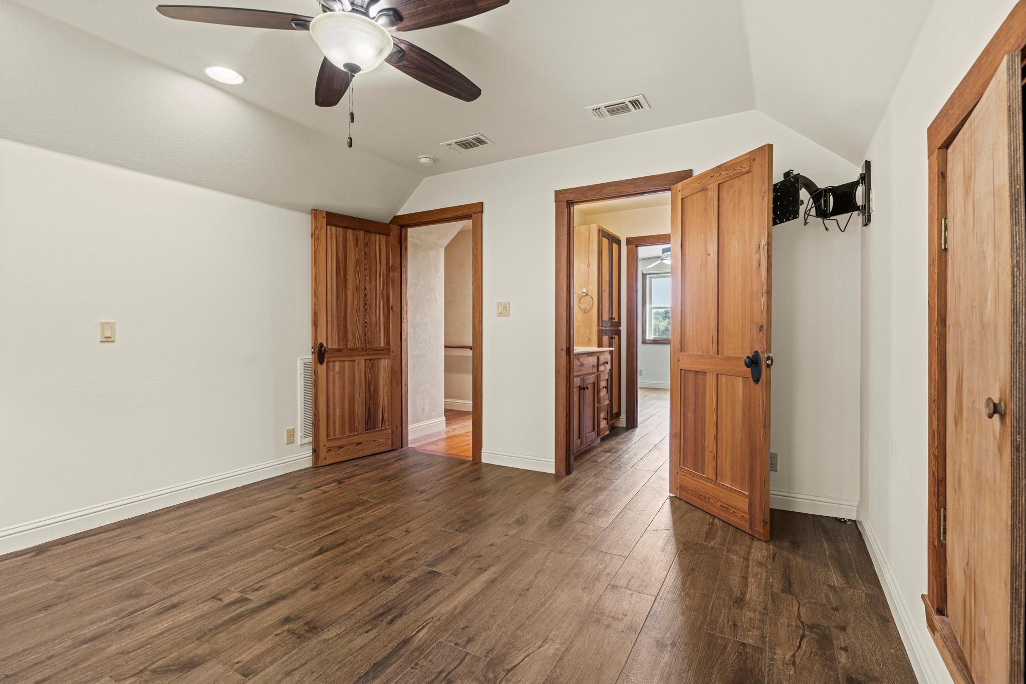 810 Clear Creek Rd, Fredericksburg, TX 78624