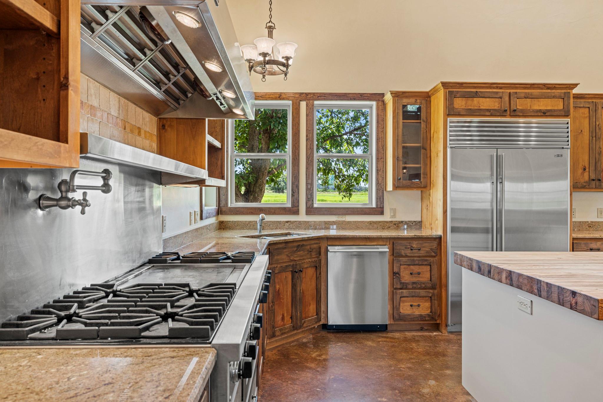 810 Clear Creek Rd, Fredericksburg, TX 78624