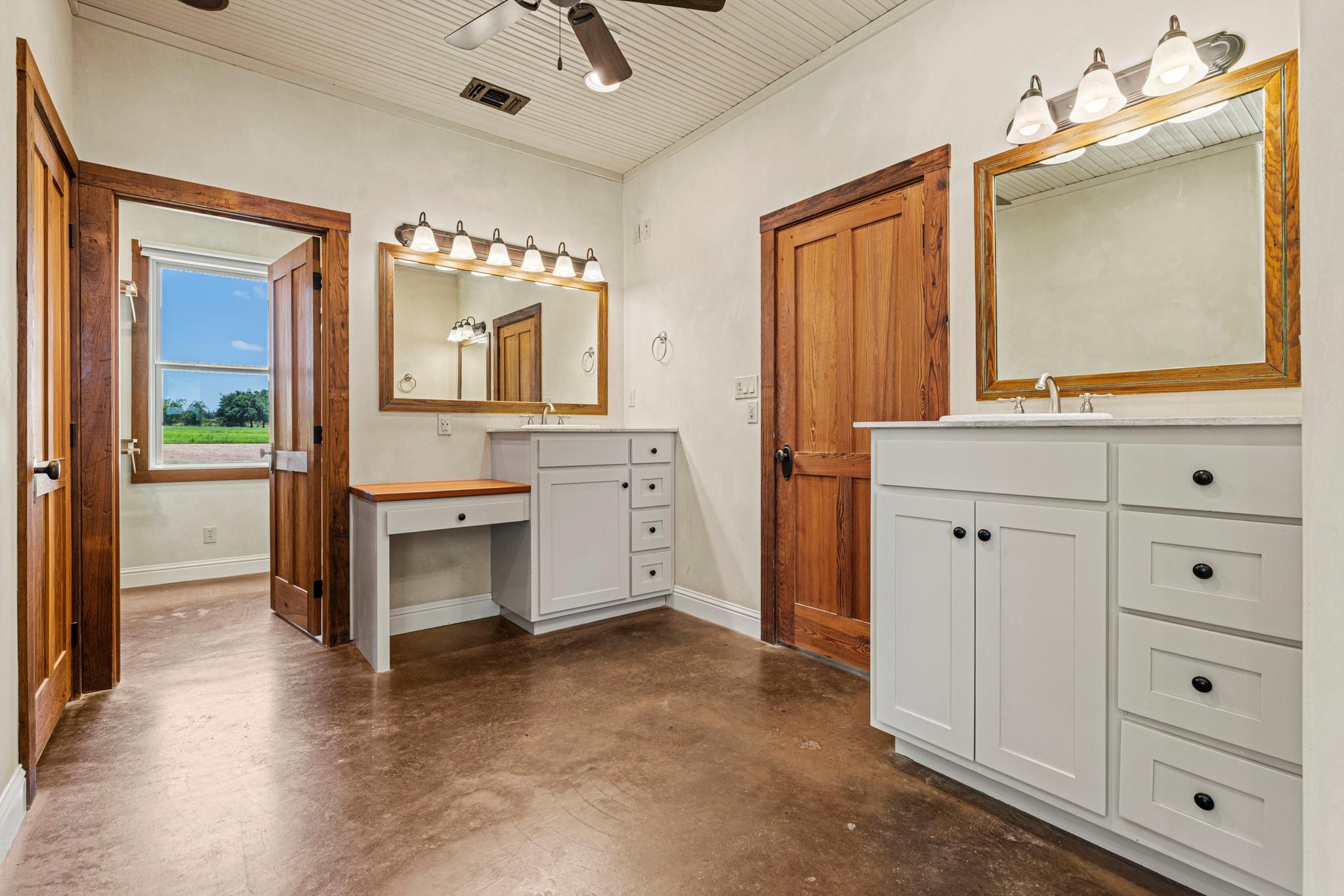 810 Clear Creek Rd, Fredericksburg, TX 78624