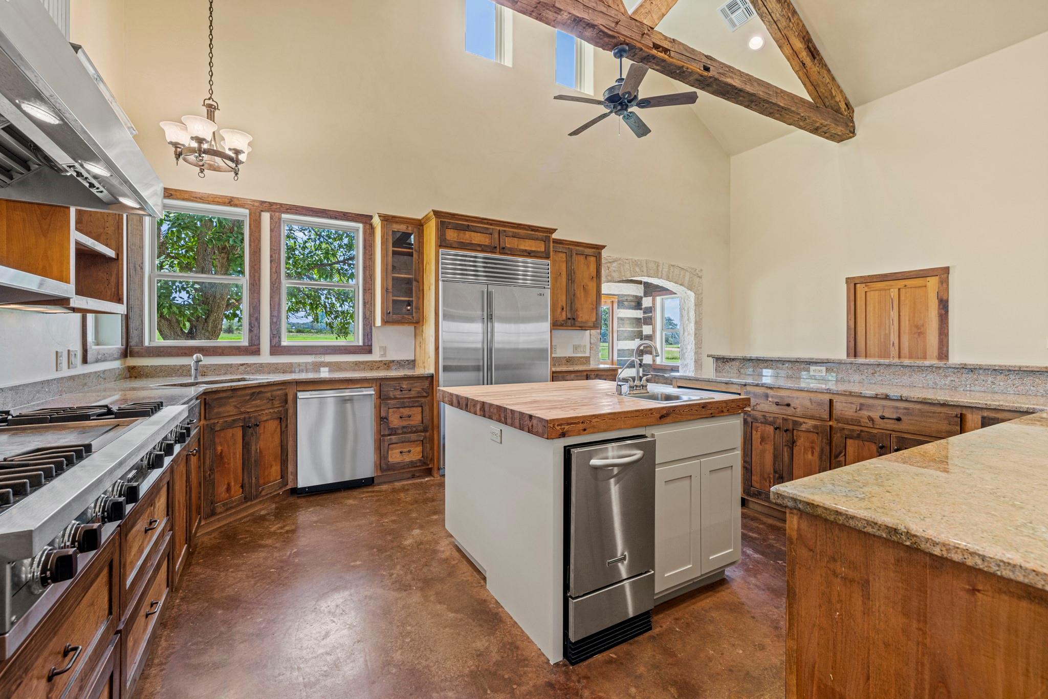 810 Clear Creek Rd, Fredericksburg, TX 78624