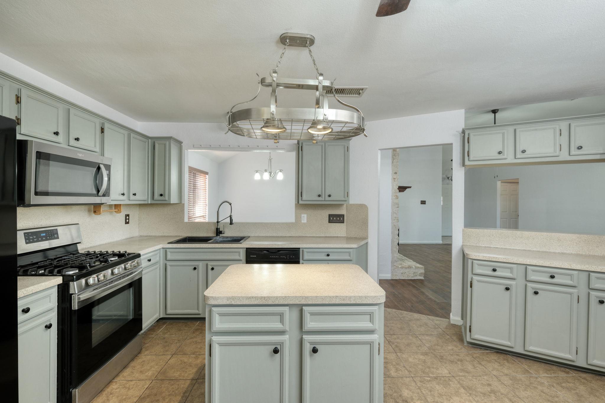 1810 Parkwood Dr, Leander, TX 78641