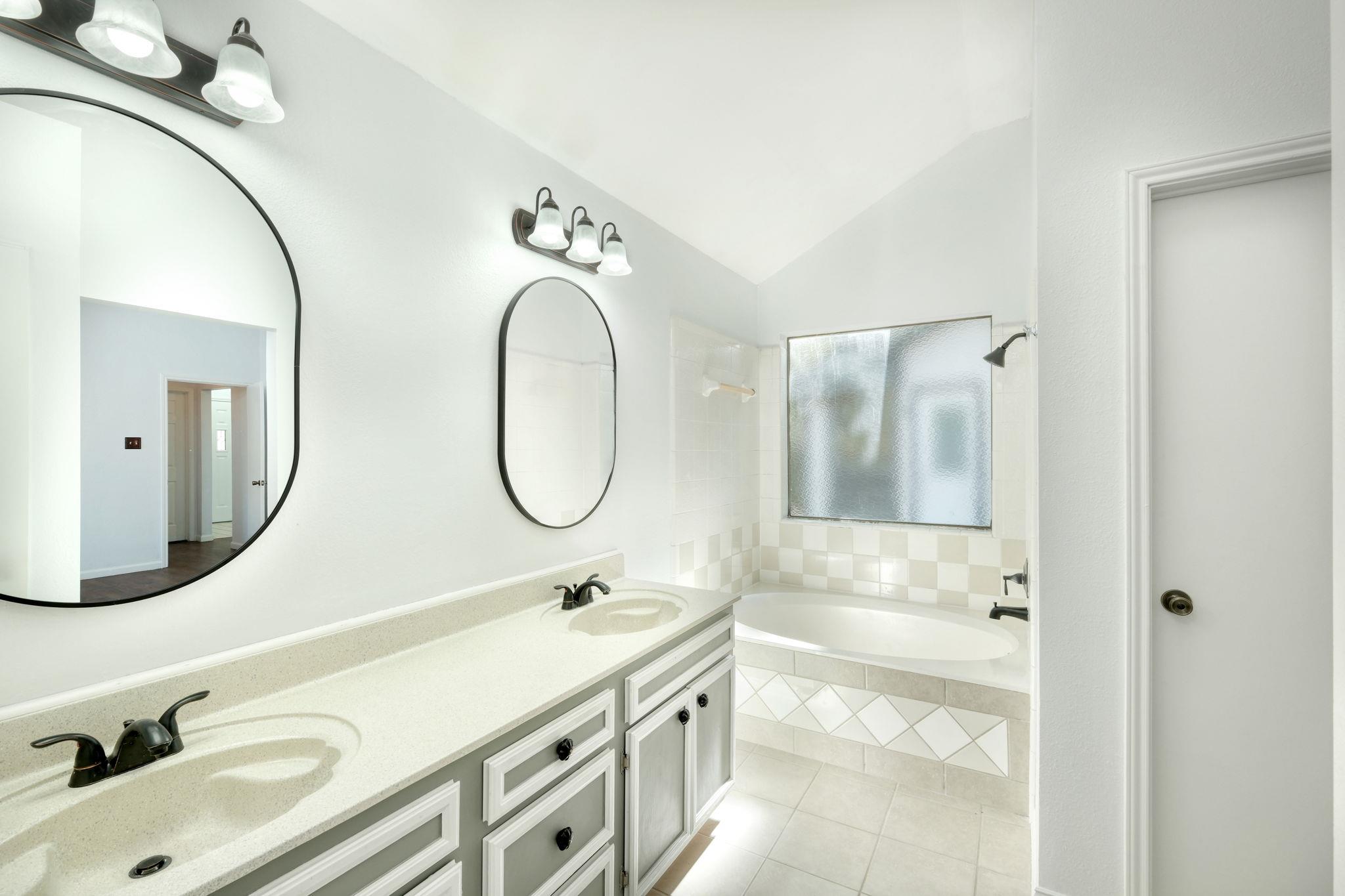 1810 Parkwood Dr, Leander, TX 78641