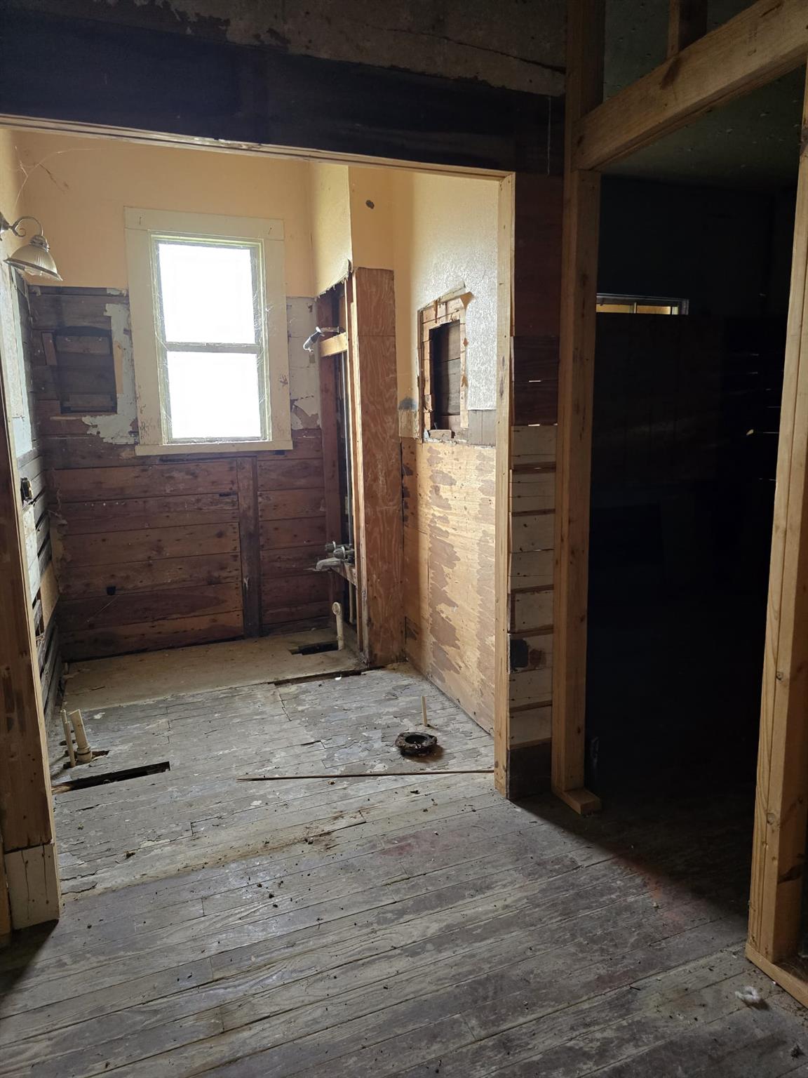 901 W 5th St, Taylor, TX 76574