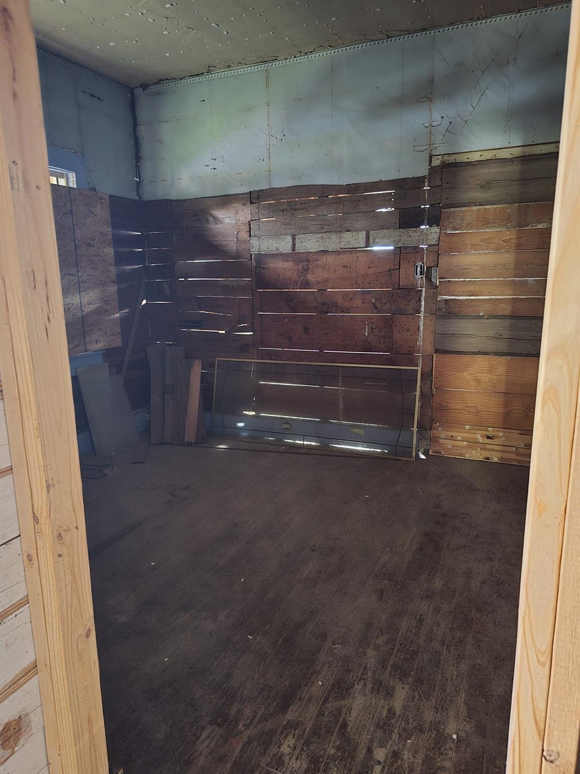 901 W 5th St, Taylor, TX 76574