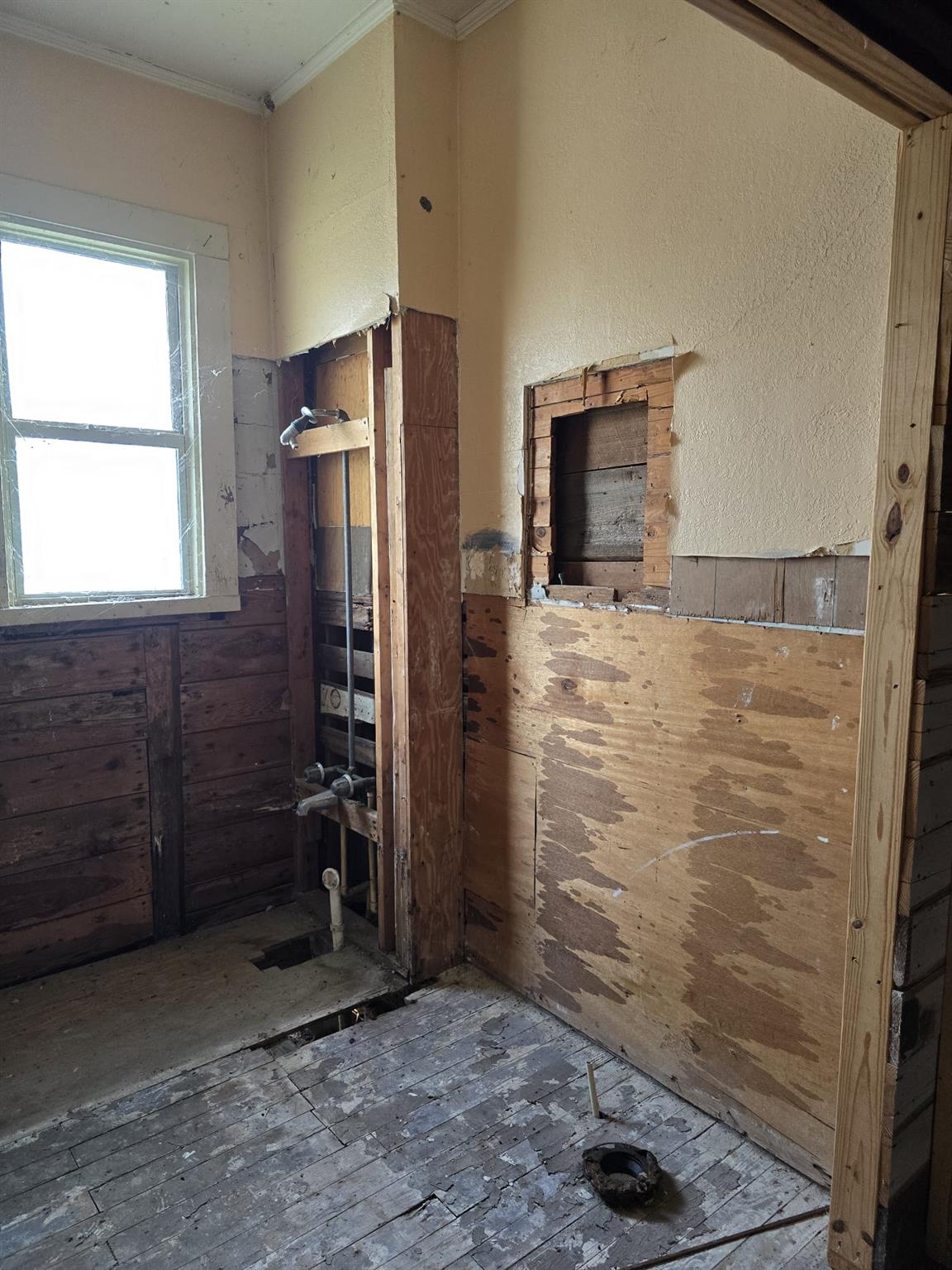 901 W 5th St, Taylor, TX 76574