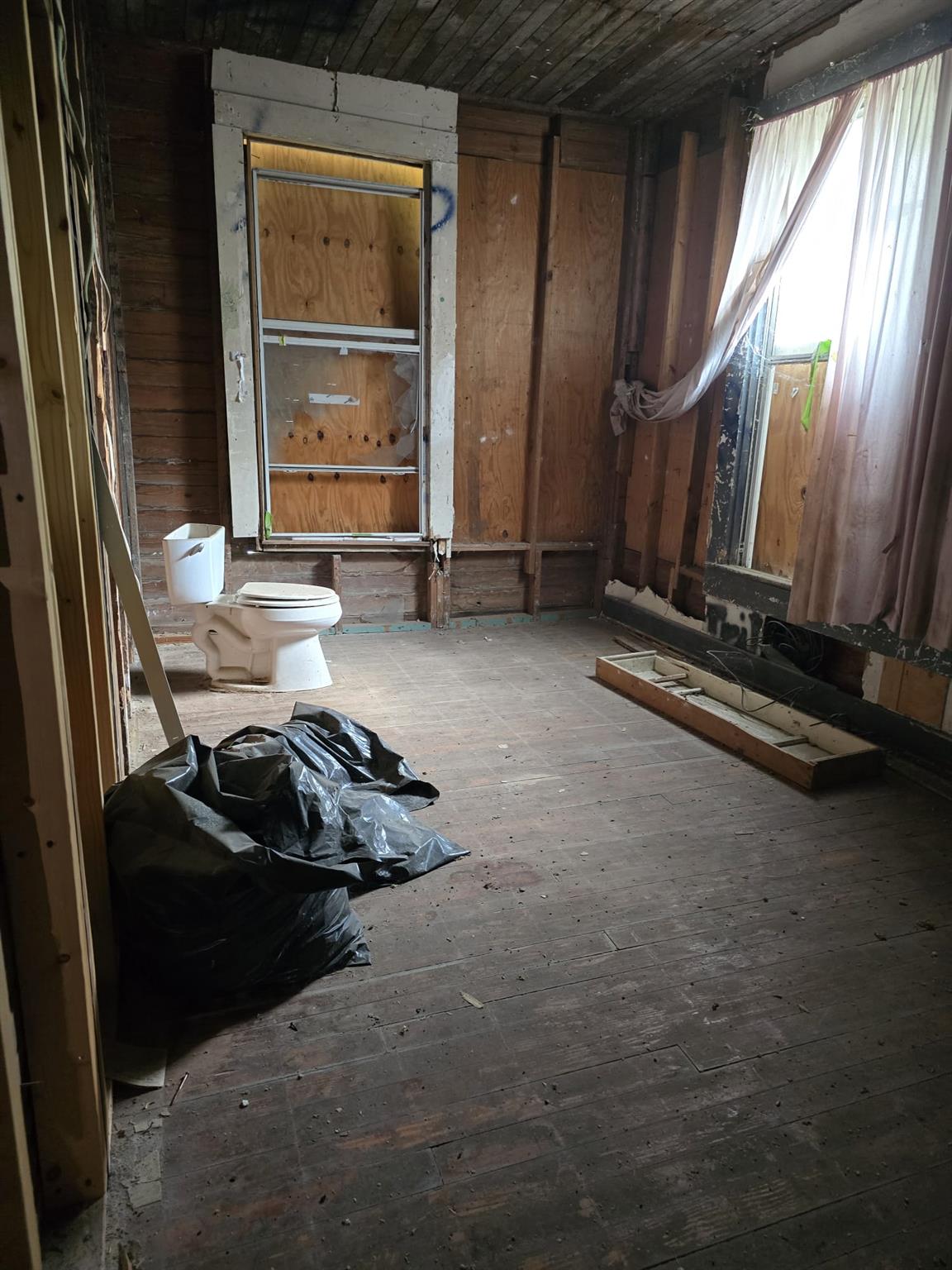 901 W 5th St, Taylor, TX 76574