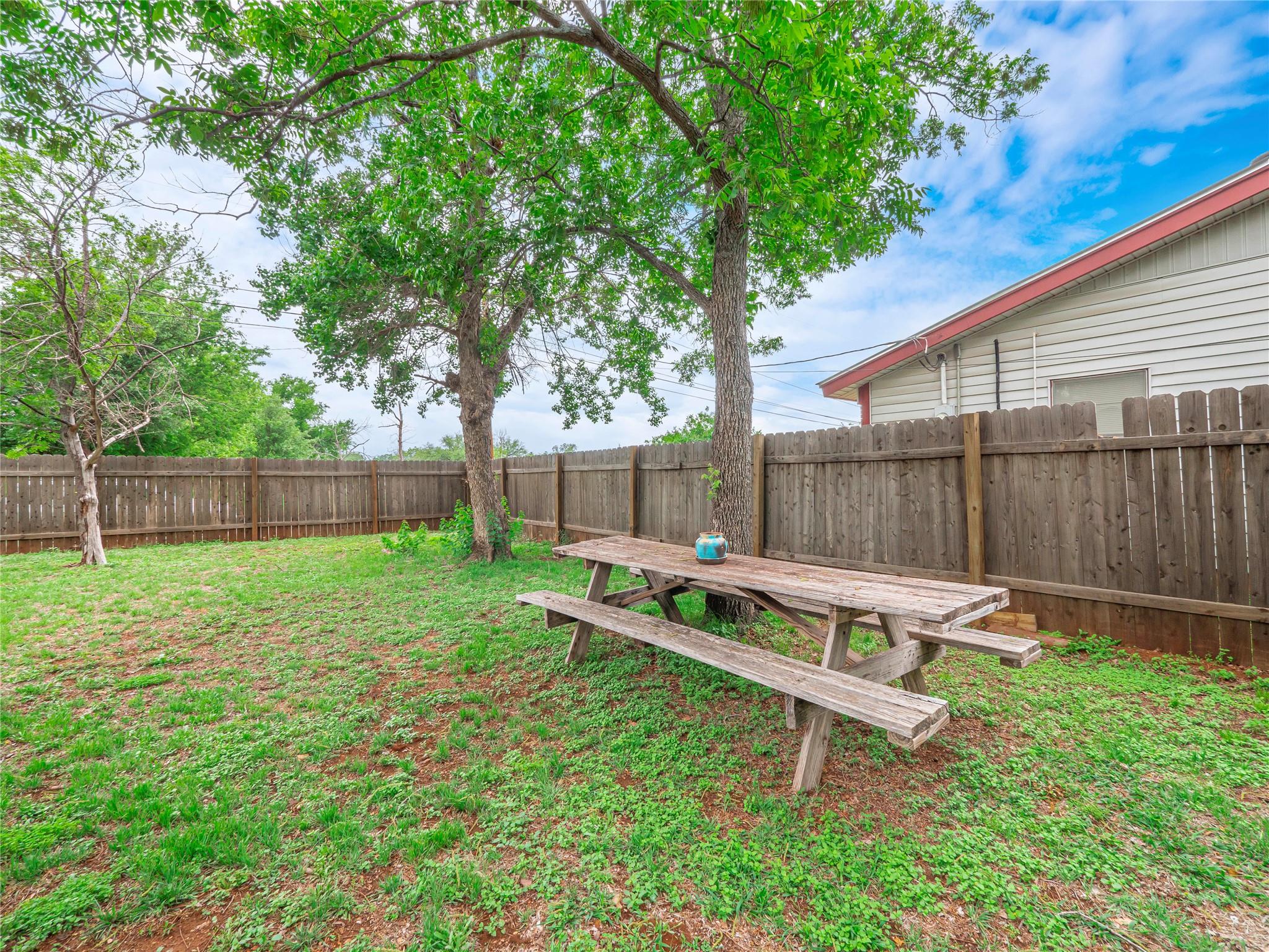 1207 Flag St, Llano, TX 78643