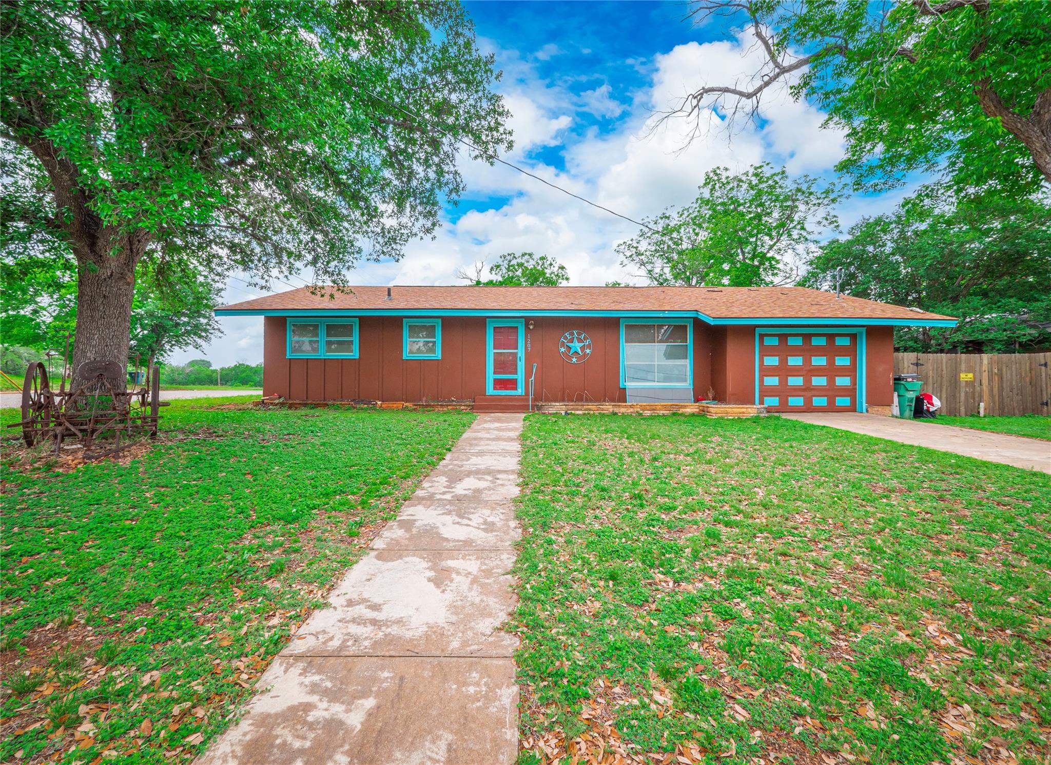 1207 Flag St, Llano, TX 78643