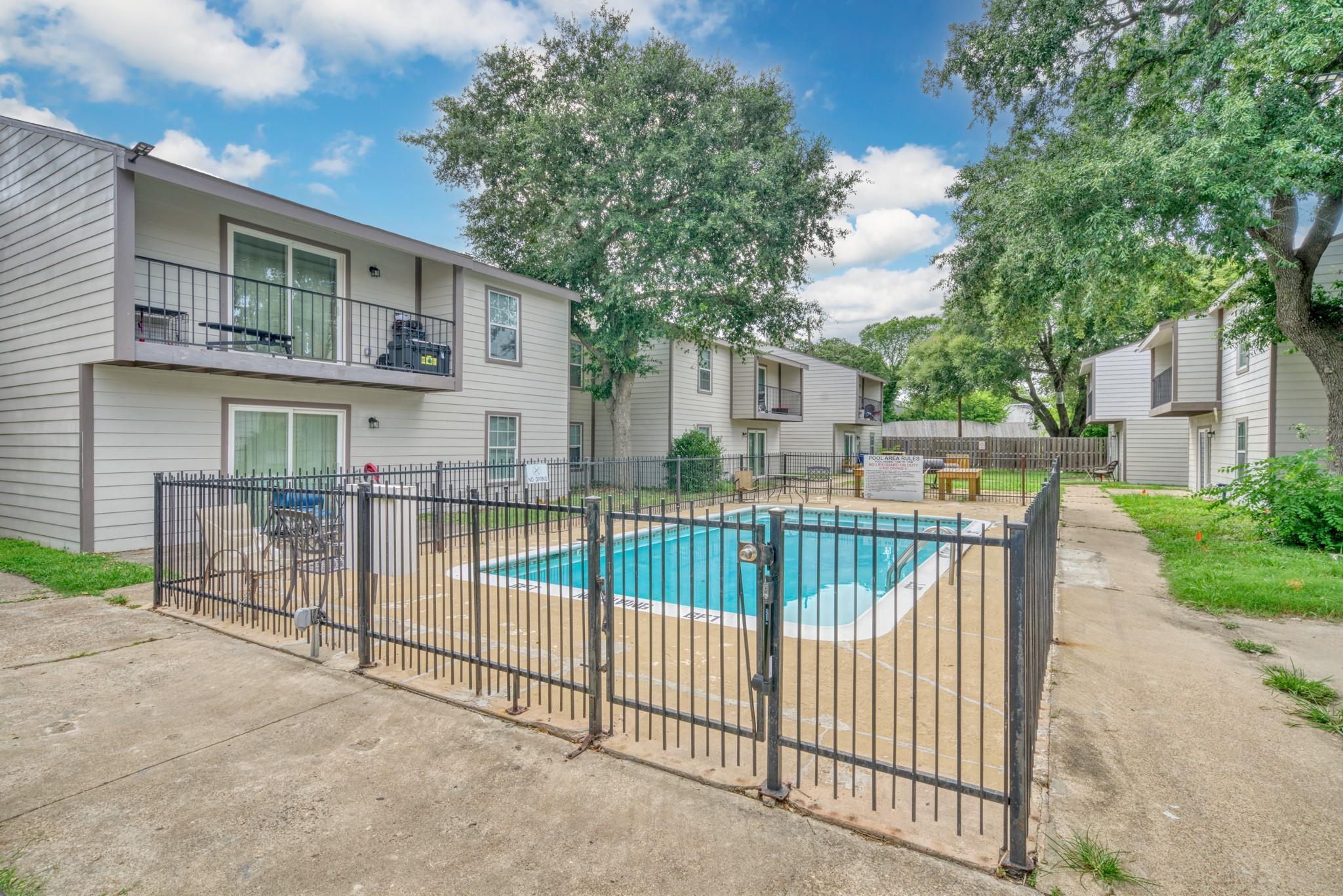 2000 Kazmeier Plz, Bryan, TX 77802