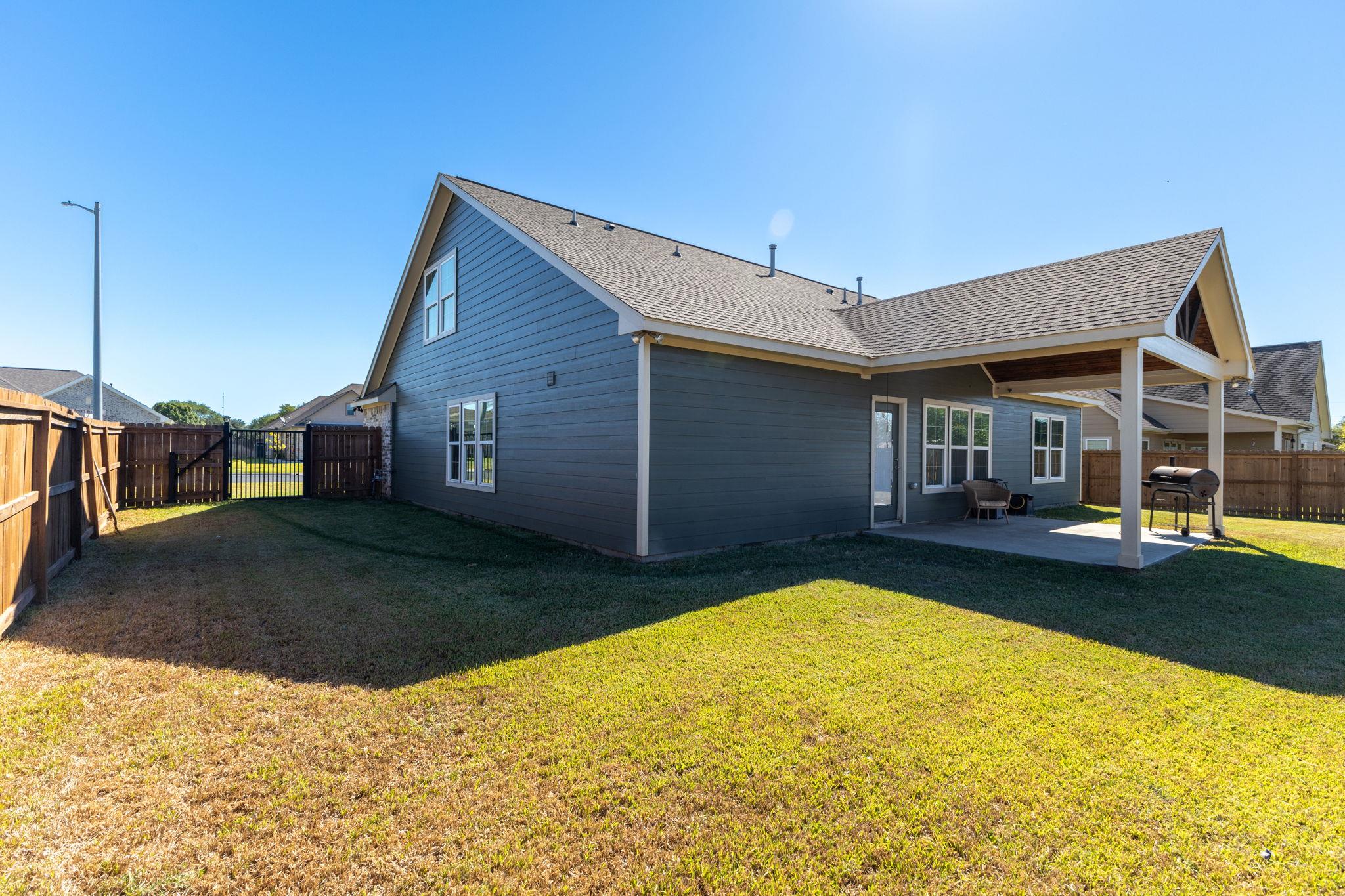 107 Fosters Branch Dr, Schulenburg, TX 78956