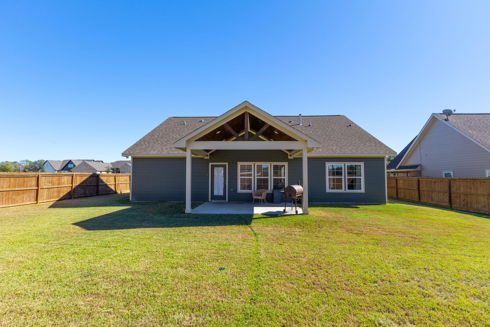 107 Fosters Branch Dr, Schulenburg, TX 78956